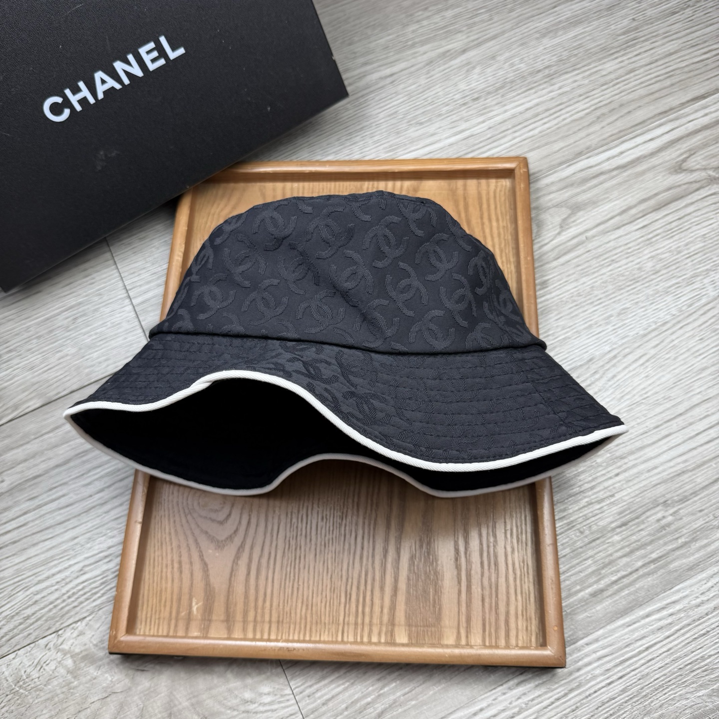 。C家。香香渔夫帽！真的是经典中的NO.1，绝美的颜色非常好搭配，不管是酷飒的风格还是温婉的长裙都非常合