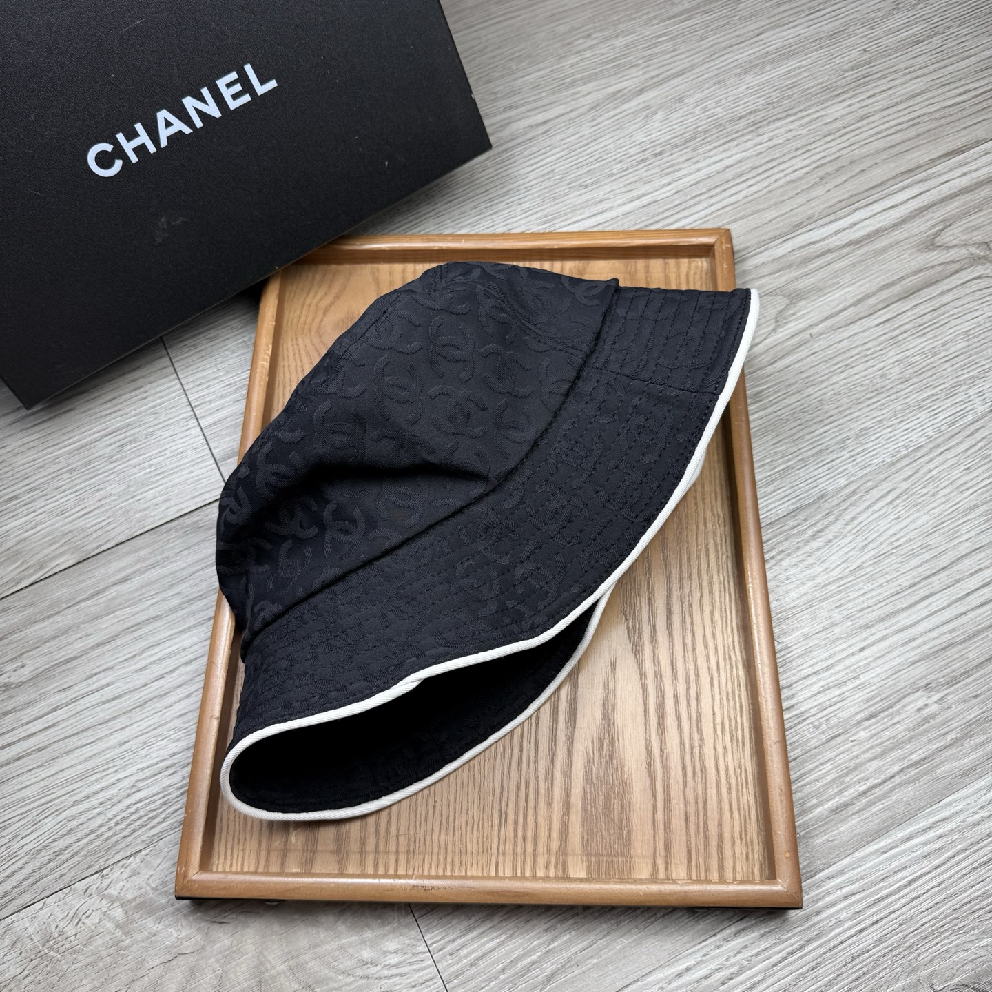 。C家。香香渔夫帽！真的是经典中的NO.1，绝美的颜色非常好搭配，不管是酷飒的风格还是温婉的长裙都非常合