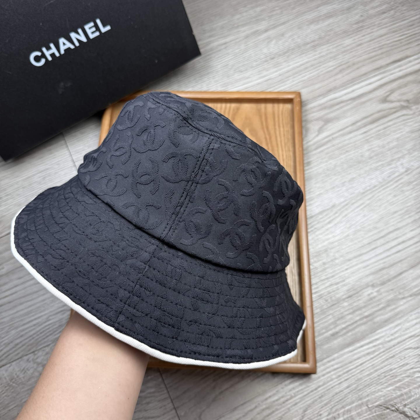 。C家。香香渔夫帽！真的是经典中的NO.1，绝美的颜色非常好搭配，不管是酷飒的风格还是温婉的长裙都非常合