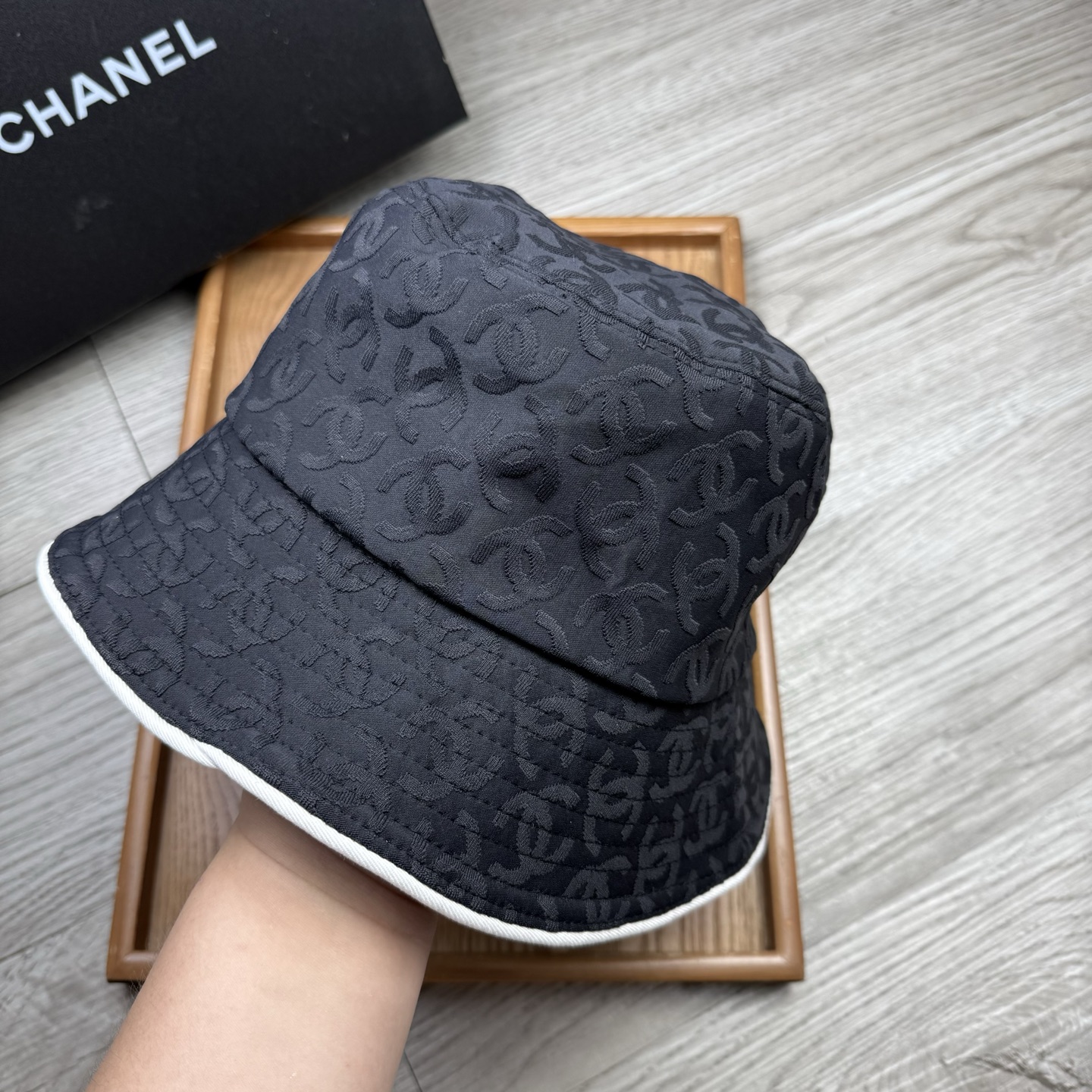 。C家。香香渔夫帽！真的是经典中的NO.1，绝美的颜色非常好搭配，不管是酷飒的风格还是温婉的长裙都非常合