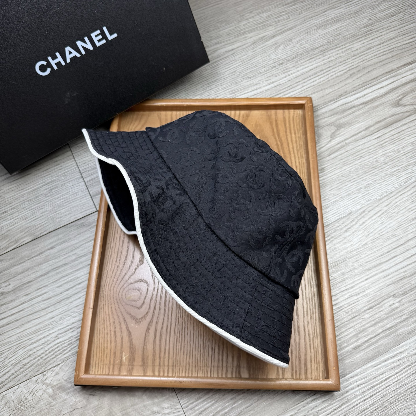 。C家。香香渔夫帽！真的是经典中的NO.1，绝美的颜色非常好搭配，不管是酷飒的风格还是温婉的长裙都非常合