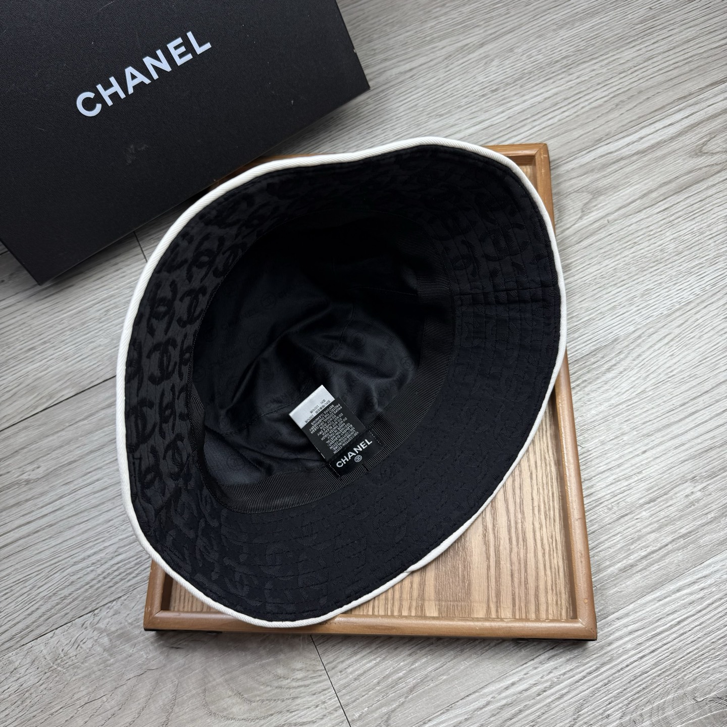 。C家。香香渔夫帽！真的是经典中的NO.1，绝美的颜色非常好搭配，不管是酷飒的风格还是温婉的长裙都非常合