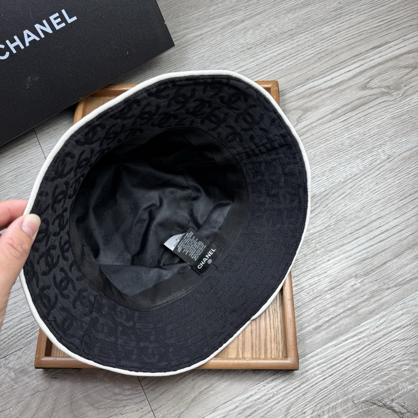 。C家。香香渔夫帽！真的是经典中的NO.1，绝美的颜色非常好搭配，不管是酷飒的风格还是温婉的长裙都非常合