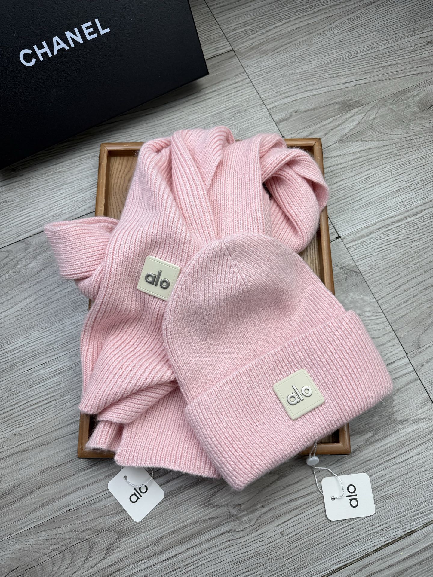 🌹。AL0。【羊毛套装帽子】经典套装帽子!帽子➕围巾!材质:70%羊毛➕30%兔毛。暖暖哒超级舒服~冬日