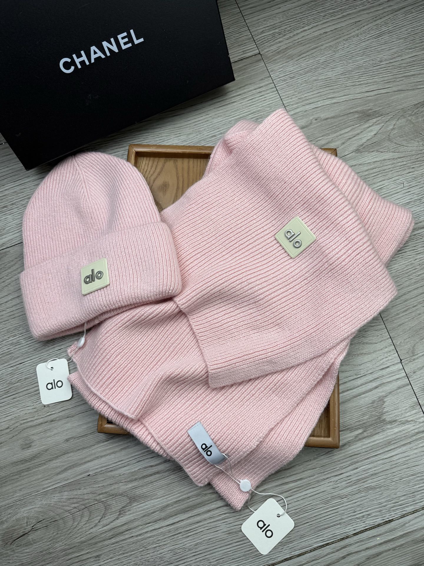 🌹。AL0。【羊毛套装帽子】经典套装帽子!帽子➕围巾!材质:70%羊毛➕30%兔毛。暖暖哒超级舒服~冬日