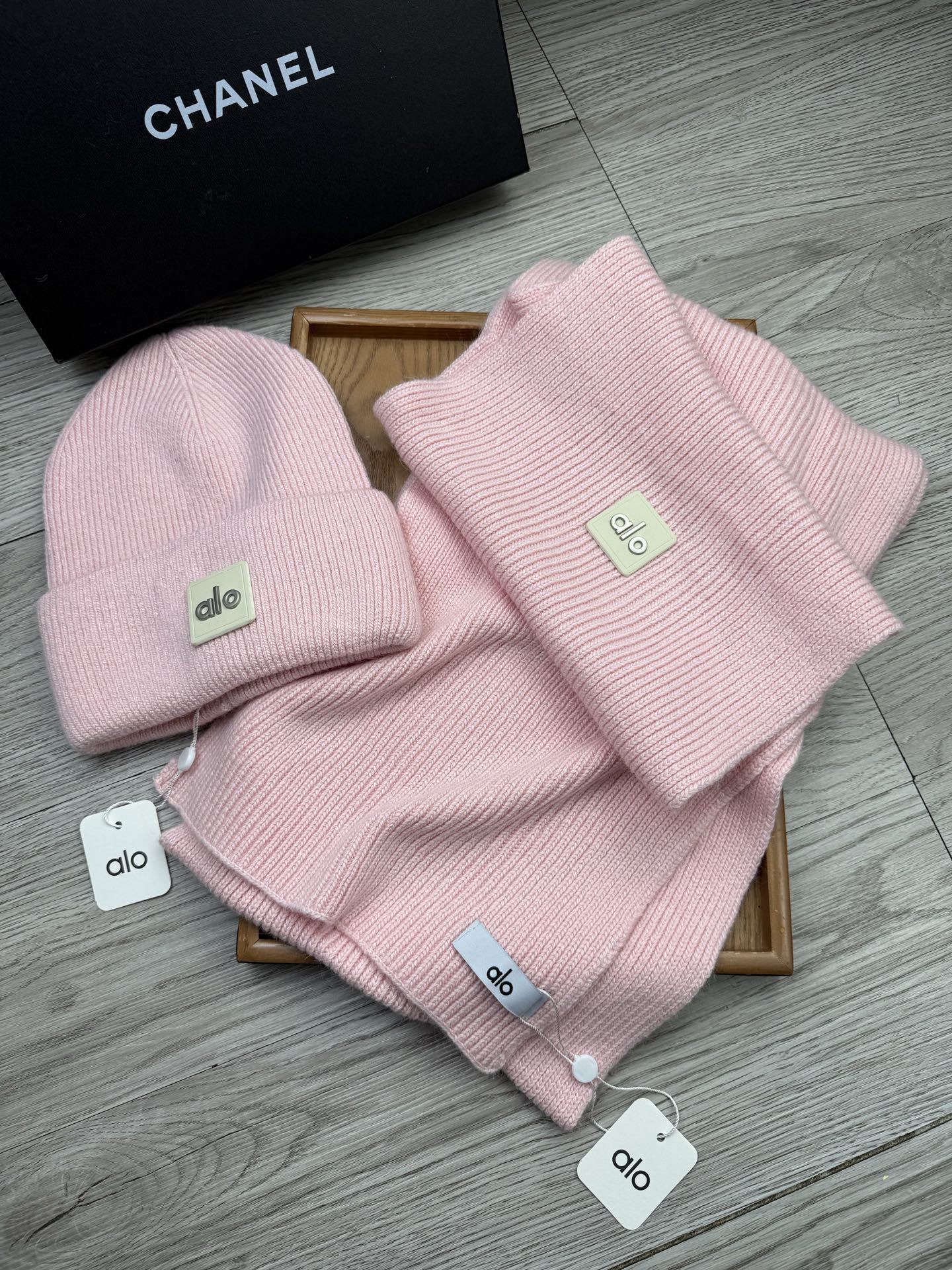 🌹。AL0。【羊毛套装帽子】经典套装帽子!帽子➕围巾!材质:70%羊毛➕30%兔毛。暖暖哒超级舒服~冬日