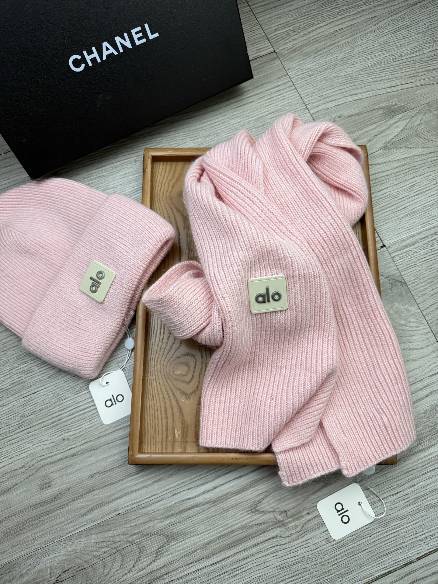 🌹。AL0。【羊毛套装帽子】经典套装帽子!帽子➕围巾!材质:70%羊毛➕30%兔毛。暖暖哒超级舒服~冬日