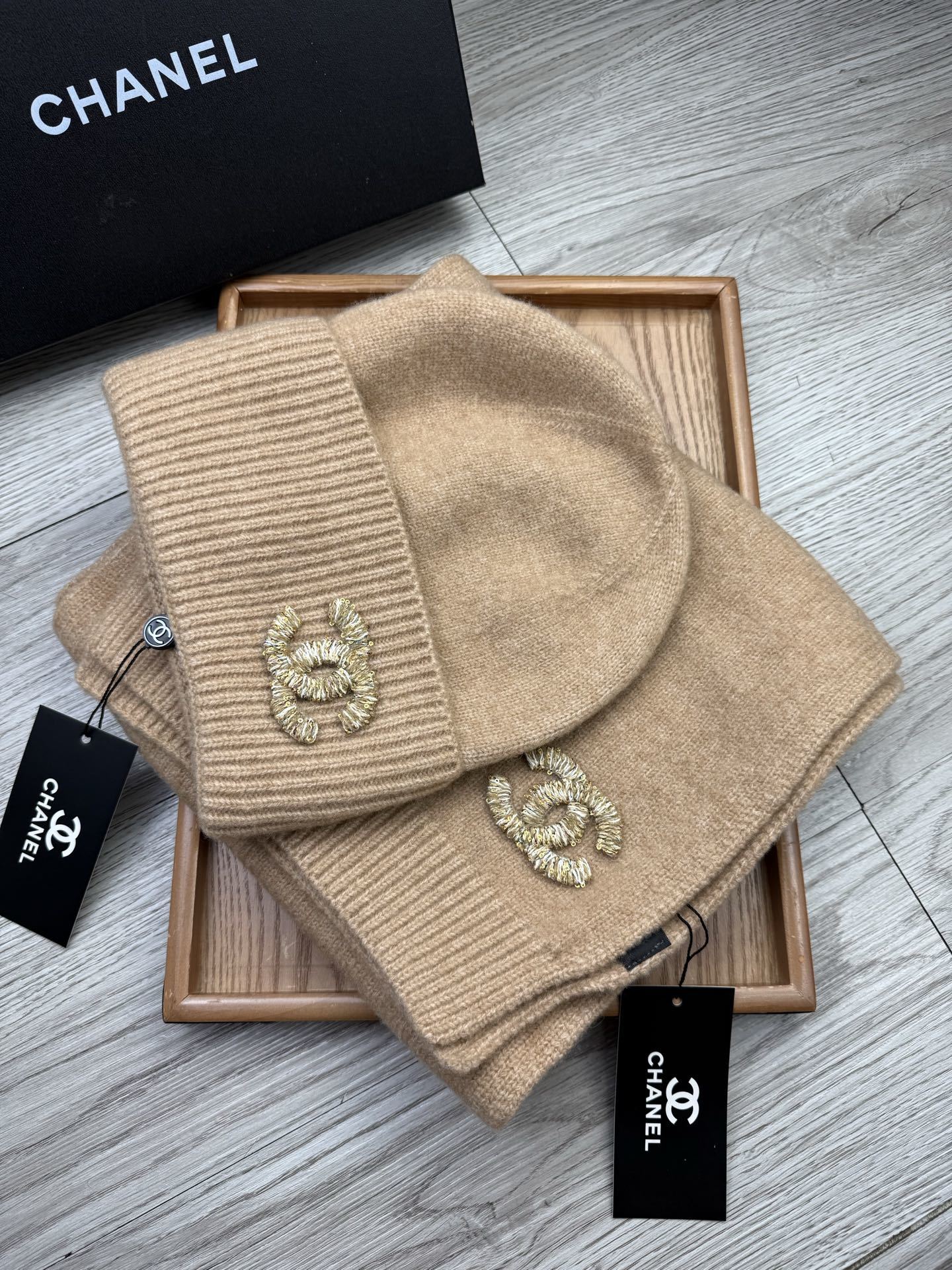 🌹。C家。【羊毛套装帽子】经典套装帽子!帽子➕围巾!材质:70%羊毛➕30%兔毛。暖暖哒超级舒服~冬日小