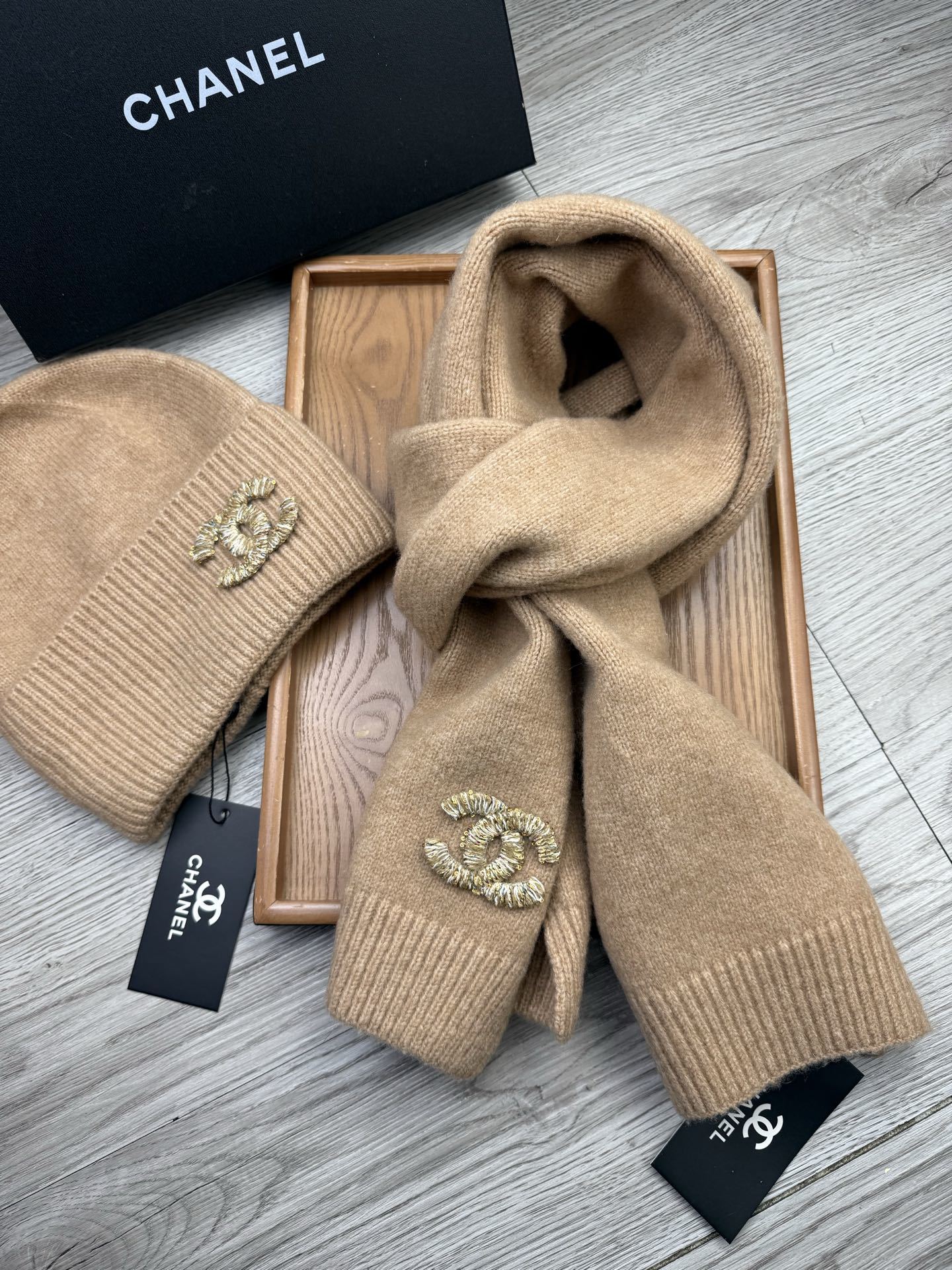 🌹。C家。【羊毛套装帽子】经典套装帽子!帽子➕围巾!材质:70%羊毛➕30%兔毛。暖暖哒超级舒服~冬日小