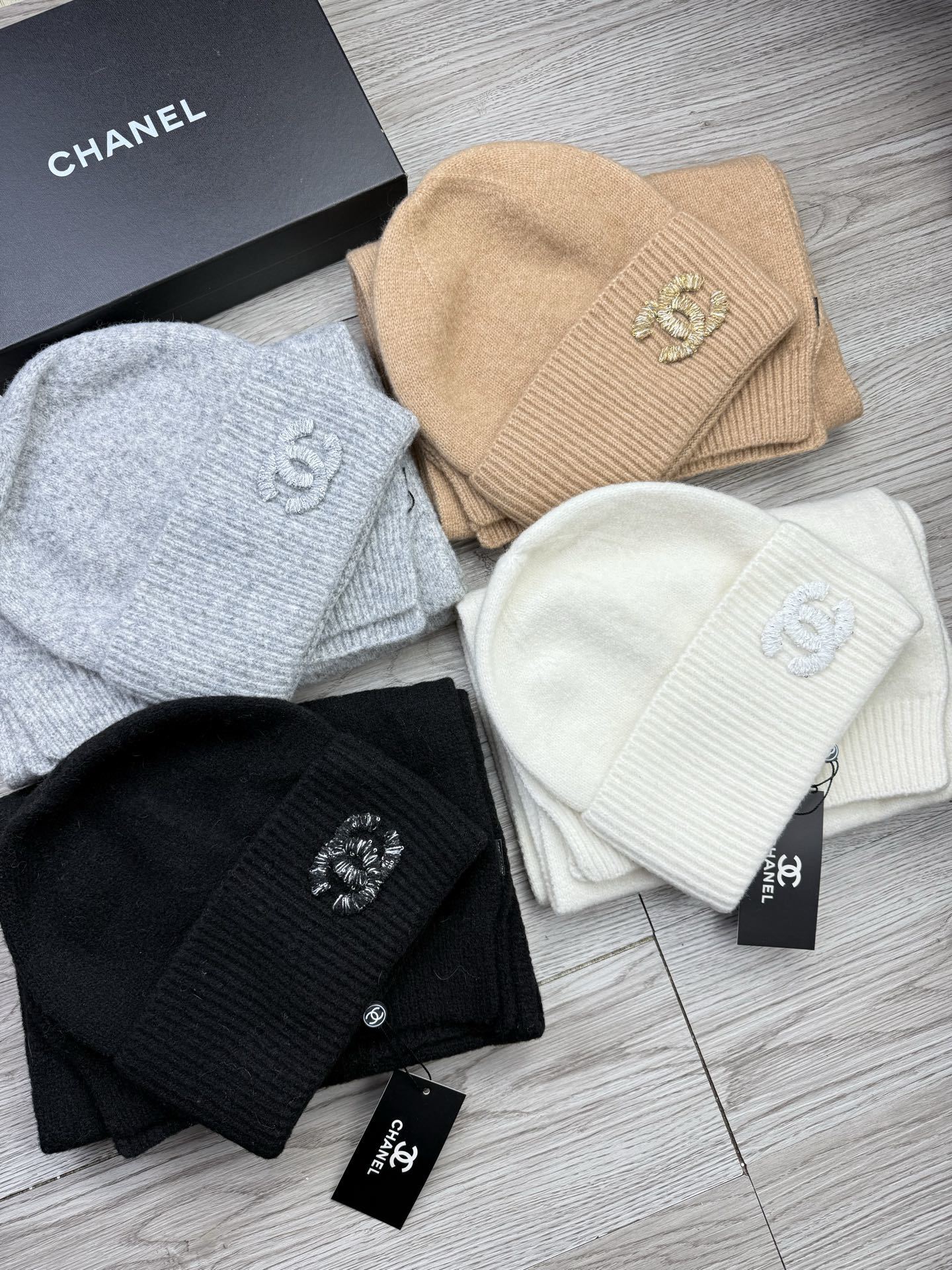 🌹。C家。【羊毛套装帽子】经典套装帽子!帽子➕围巾!材质:70%羊毛➕30%兔毛。暖暖哒超级舒服~冬日小