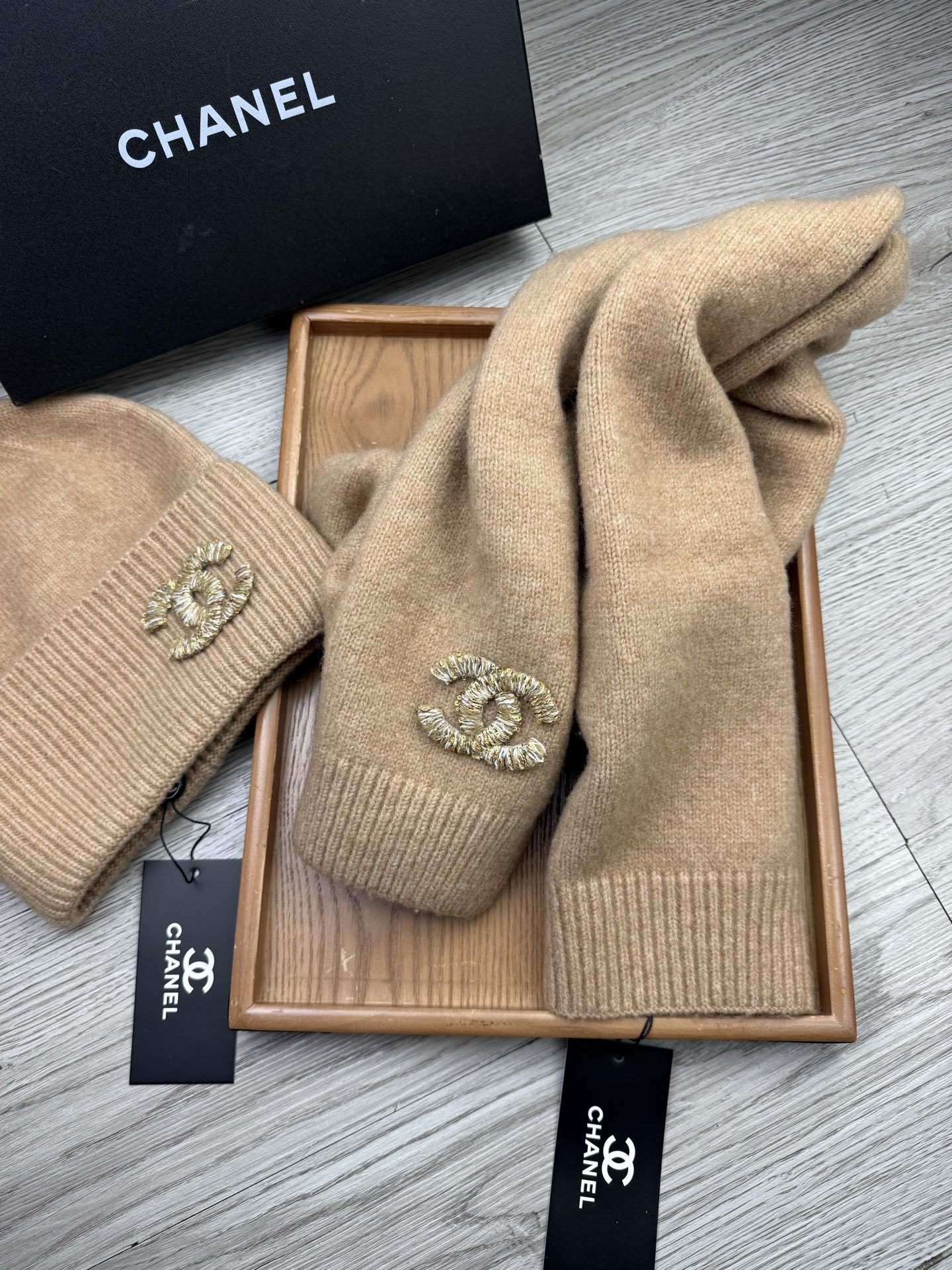 🌹。C家。【羊毛套装帽子】经典套装帽子!帽子➕围巾!材质:70%羊毛➕30%兔毛。暖暖哒超级舒服~冬日小