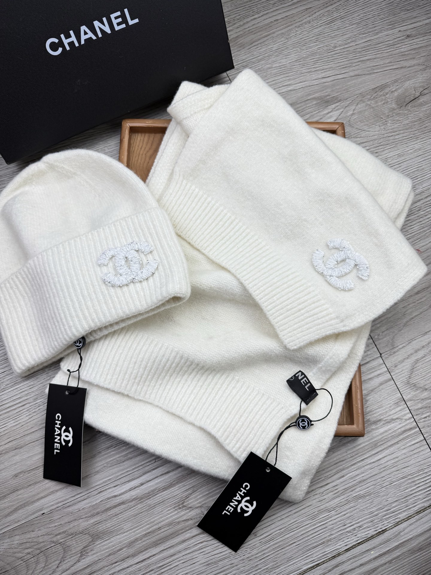 🌹。C家。【羊毛套装帽子】经典套装帽子!帽子➕围巾!材质:70%羊毛➕30%兔毛。暖暖哒超级舒服~冬日小