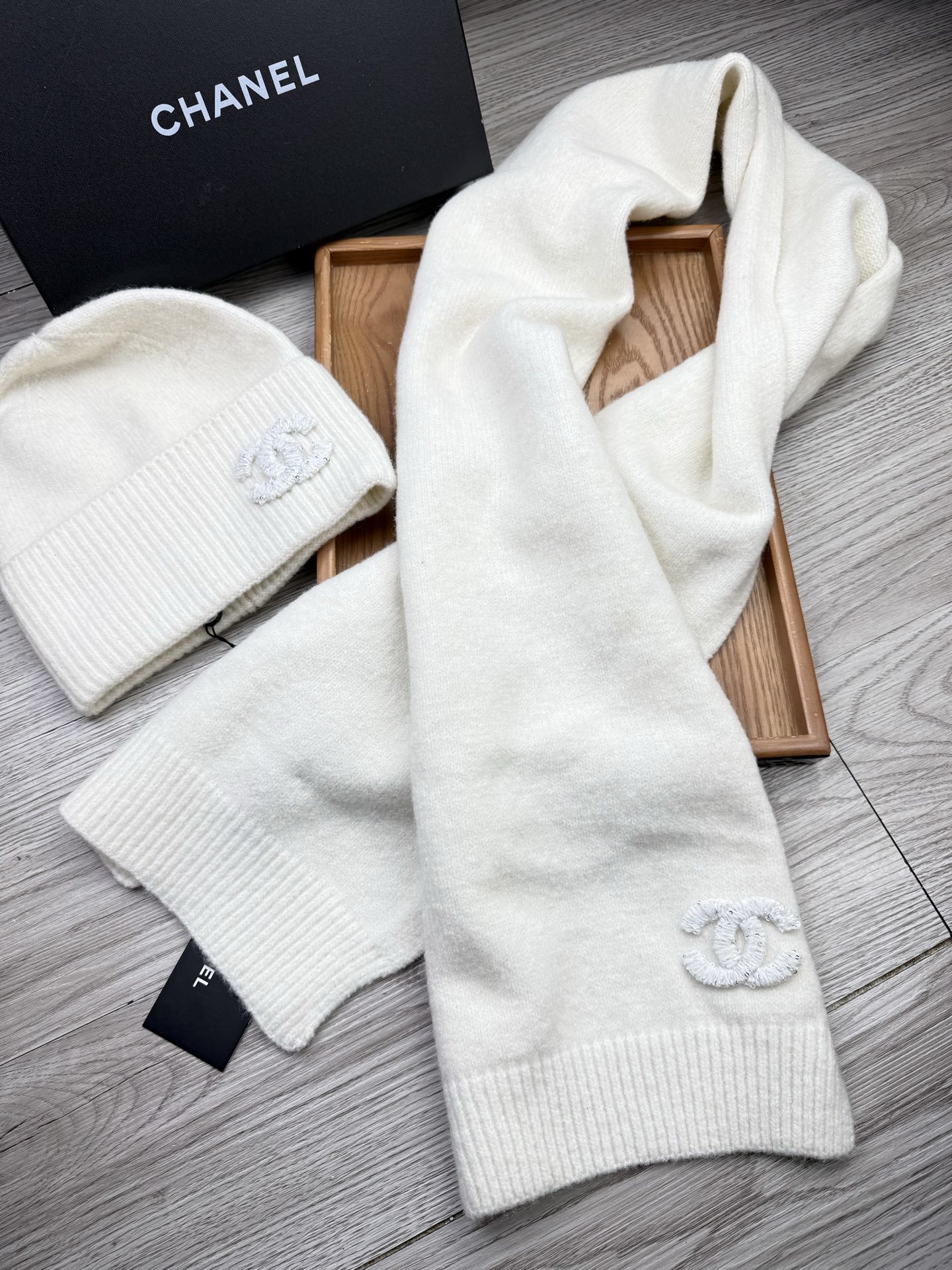 🌹。C家。【羊毛套装帽子】经典套装帽子!帽子➕围巾!材质:70%羊毛➕30%兔毛。暖暖哒超级舒服~冬日小
