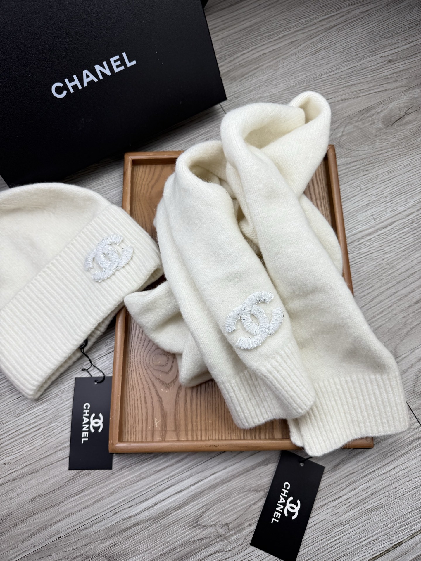 🌹。C家。【羊毛套装帽子】经典套装帽子!帽子➕围巾!材质:70%羊毛➕30%兔毛。暖暖哒超级舒服~冬日小