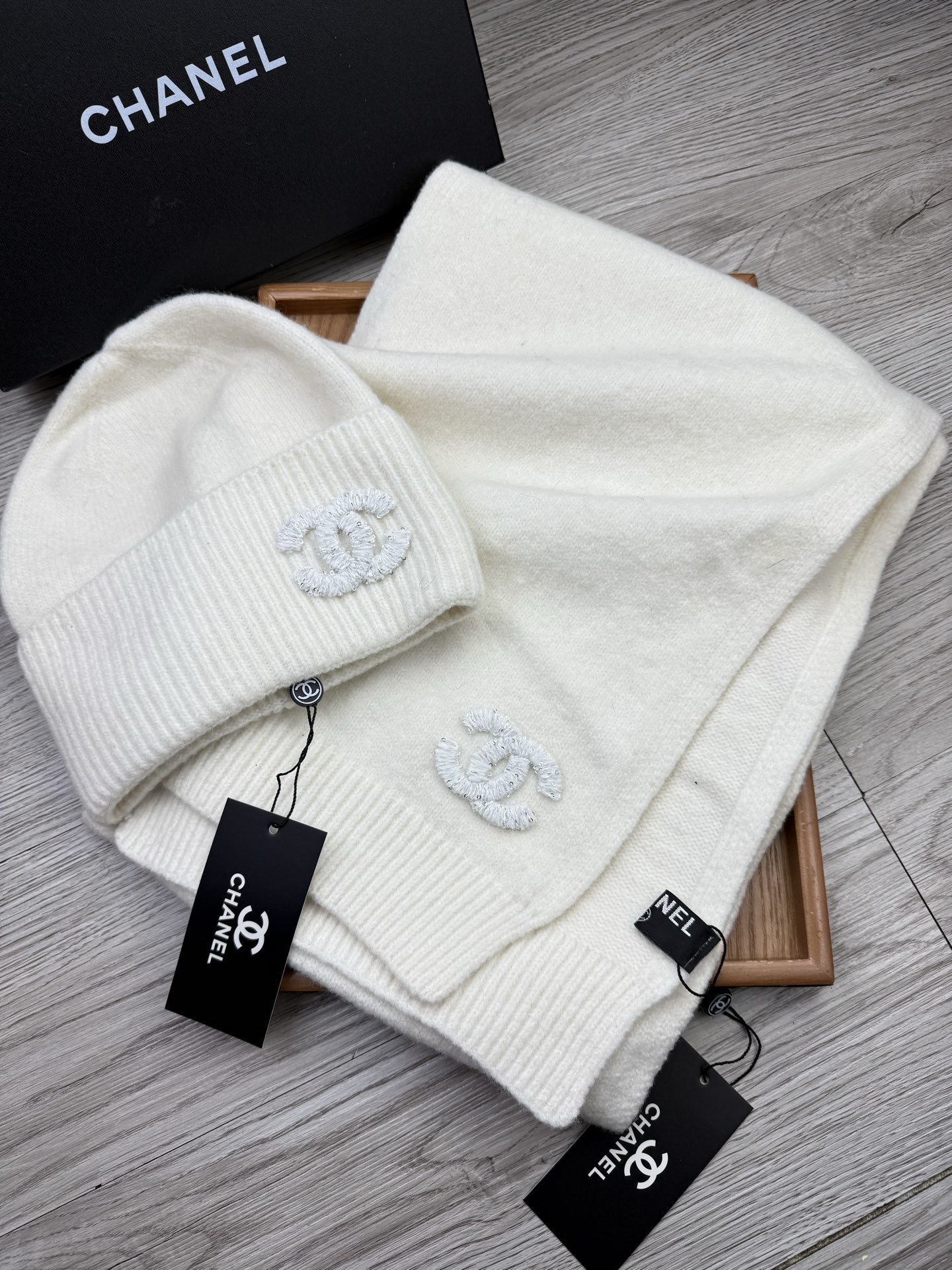 🌹。C家。【羊毛套装帽子】经典套装帽子!帽子➕围巾!材质:70%羊毛➕30%兔毛。暖暖哒超级舒服~冬日小