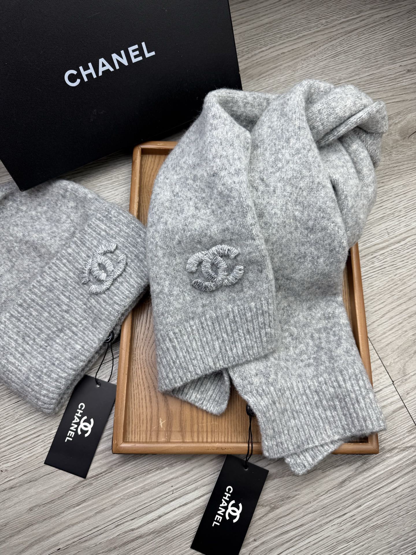 🌹。C家。【羊毛套装帽子】经典套装帽子!帽子➕围巾!材质:70%羊毛➕30%兔毛。暖暖哒超级舒服~冬日小