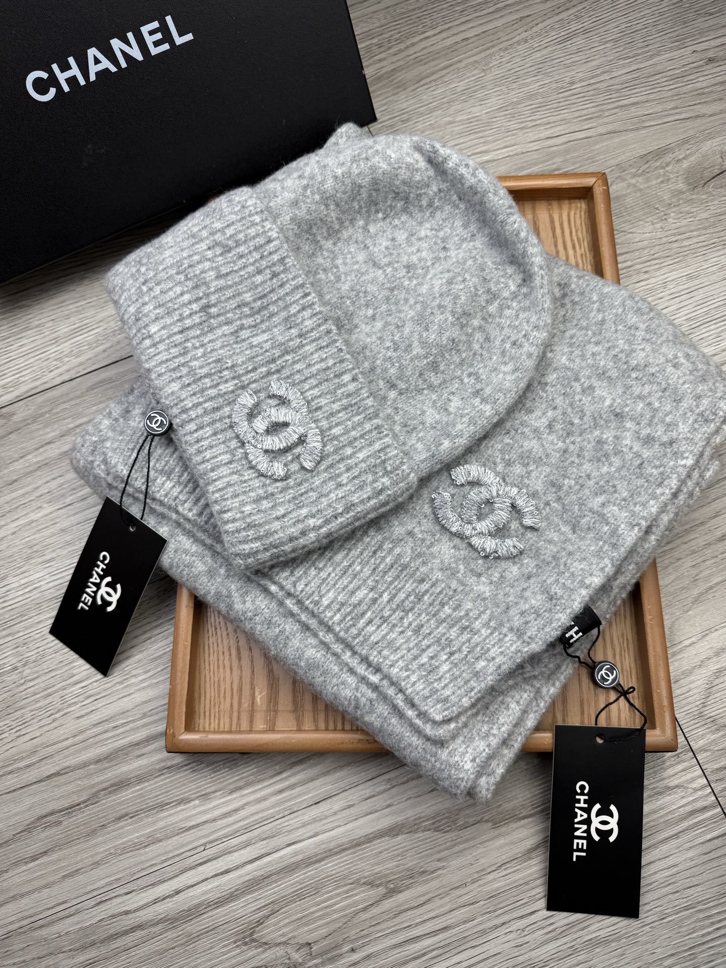 🌹。C家。【羊毛套装帽子】经典套装帽子!帽子➕围巾!材质:70%羊毛➕30%兔毛。暖暖哒超级舒服~冬日小