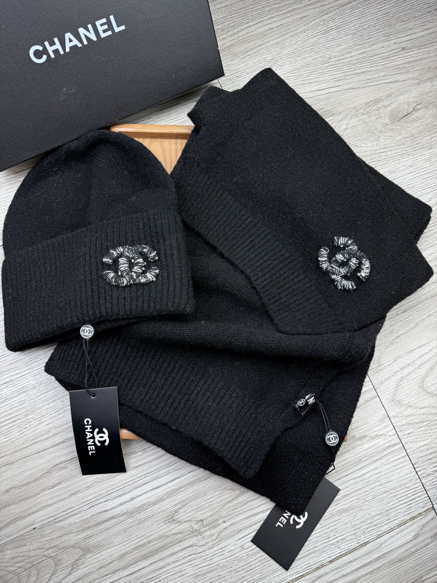 🌹。C家。【羊毛套装帽子】经典套装帽子!帽子➕围巾!材质:70%羊毛➕30%兔毛。暖暖哒超级舒服~冬日小