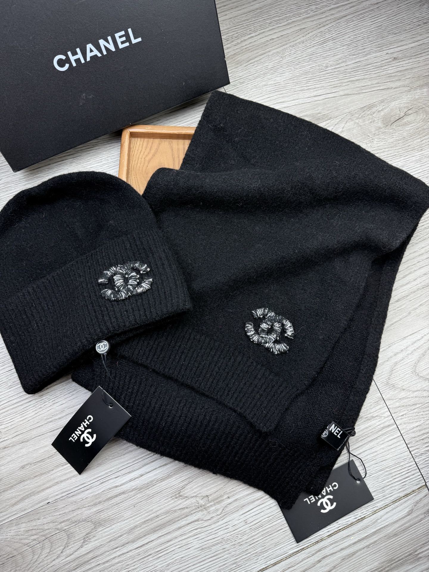 🌹。C家。【羊毛套装帽子】经典套装帽子!帽子➕围巾!材质:70%羊毛➕30%兔毛。暖暖哒超级舒服~冬日小