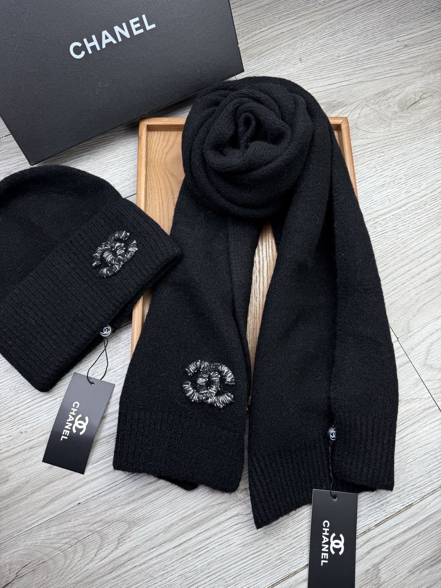 🌹。C家。【羊毛套装帽子】经典套装帽子!帽子➕围巾!材质:70%羊毛➕30%兔毛。暖暖哒超级舒服~冬日小