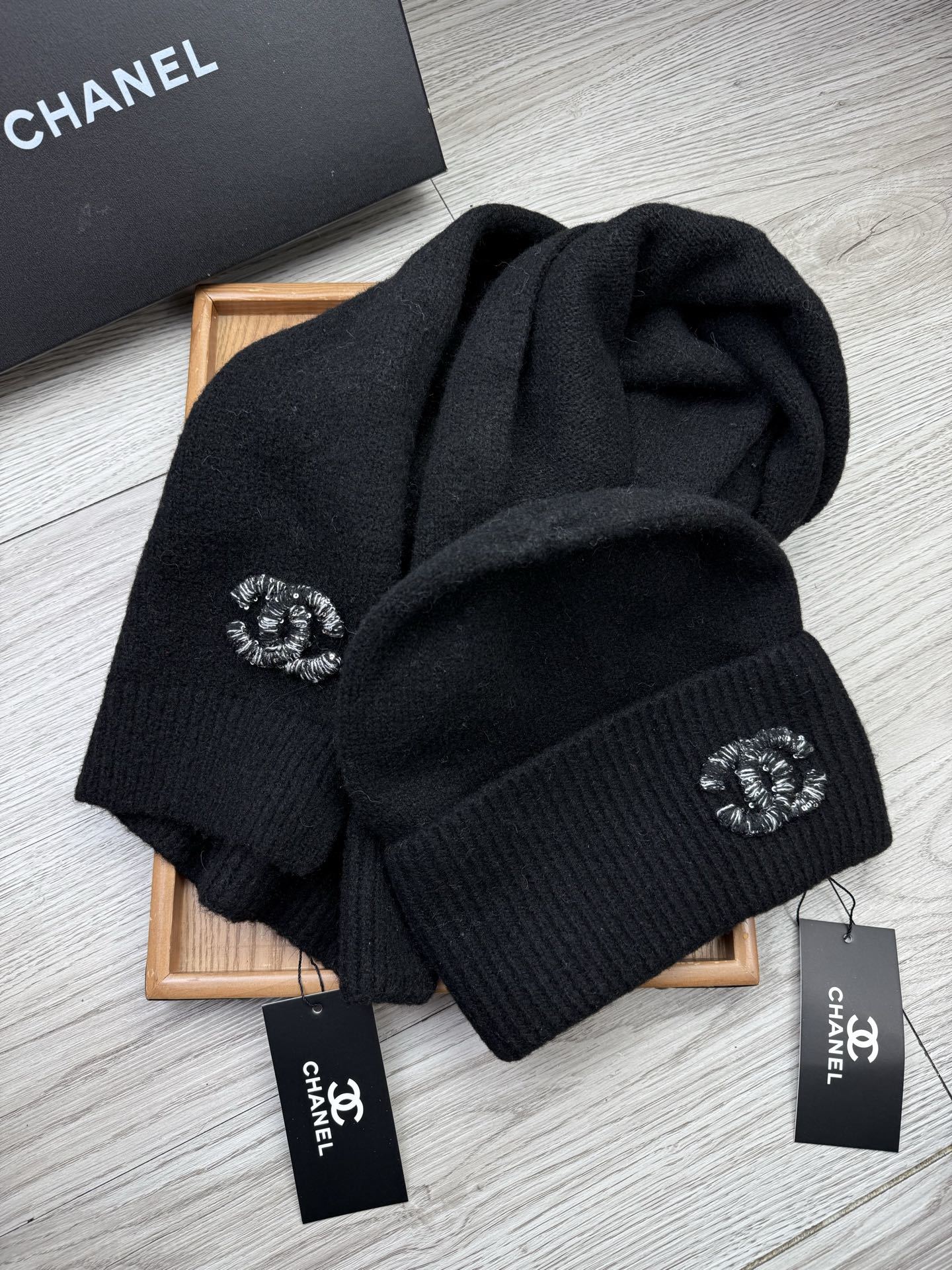 🌹。C家。【羊毛套装帽子】经典套装帽子!帽子➕围巾!材质:70%羊毛➕30%兔毛。暖暖哒超级舒服~冬日小