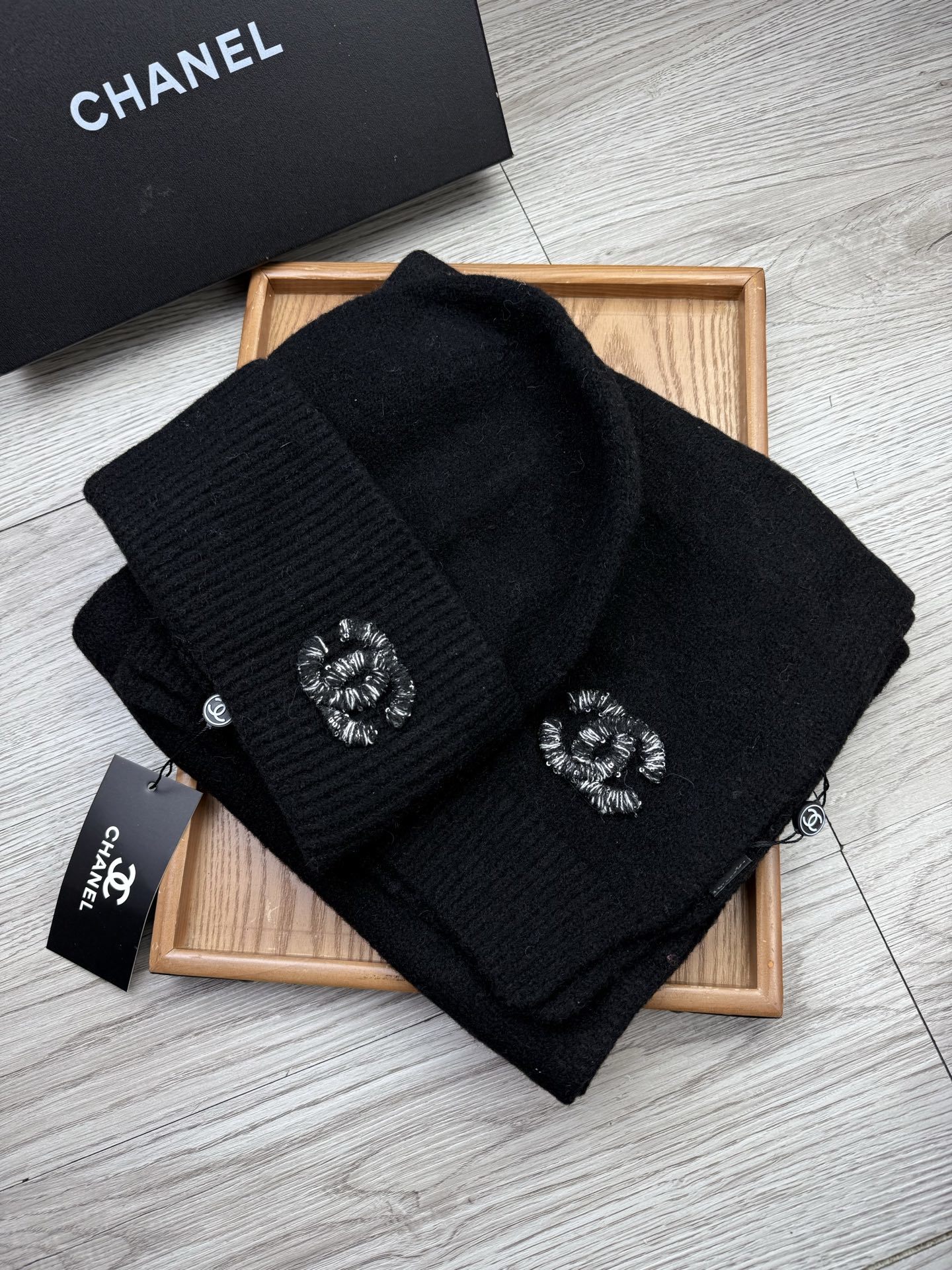 🌹。C家。【羊毛套装帽子】经典套装帽子!帽子➕围巾!材质:70%羊毛➕30%兔毛。暖暖哒超级舒服~冬日小