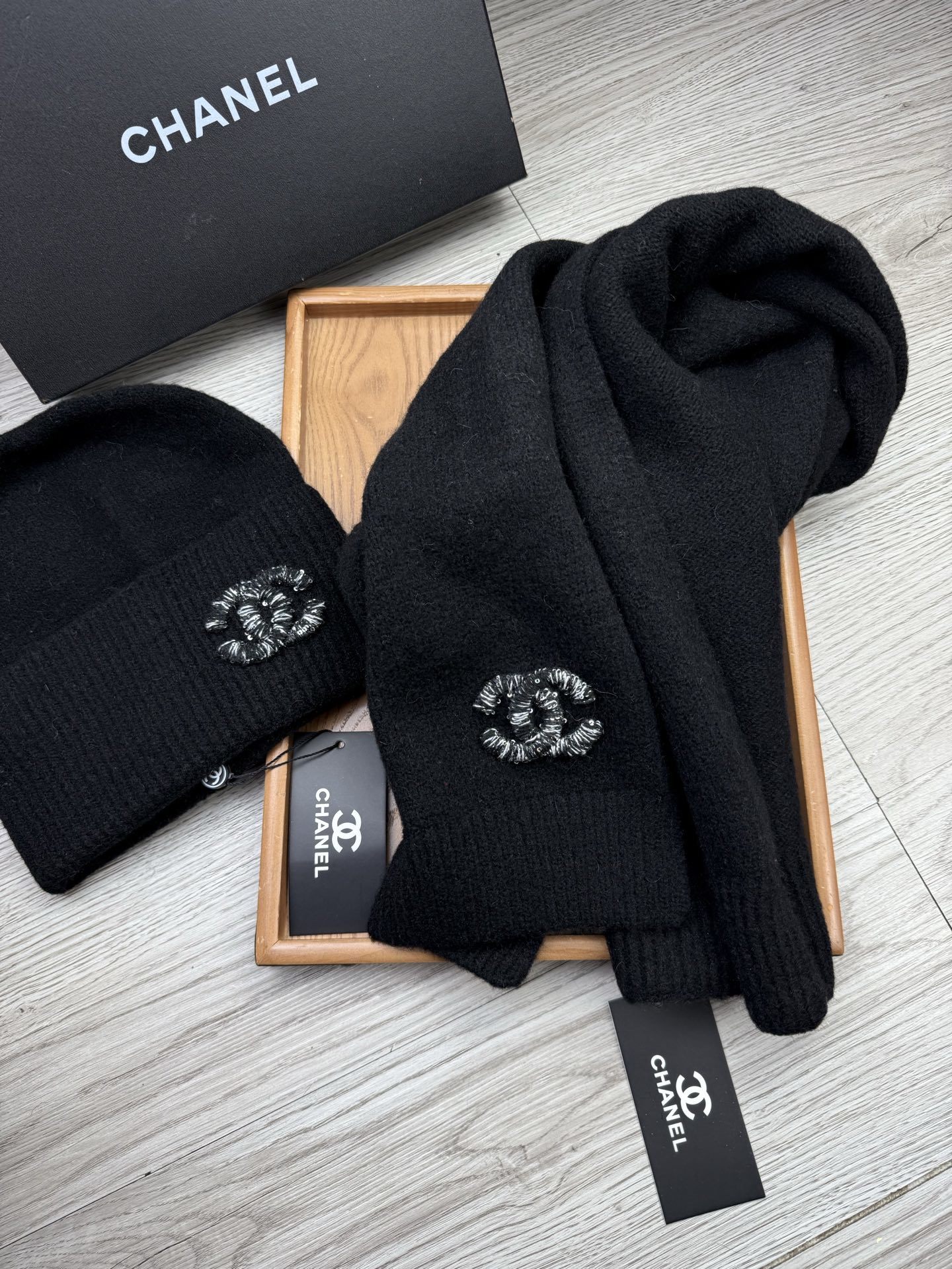 🌹。C家。【羊毛套装帽子】经典套装帽子!帽子➕围巾!材质:70%羊毛➕30%兔毛。暖暖哒超级舒服~冬日小