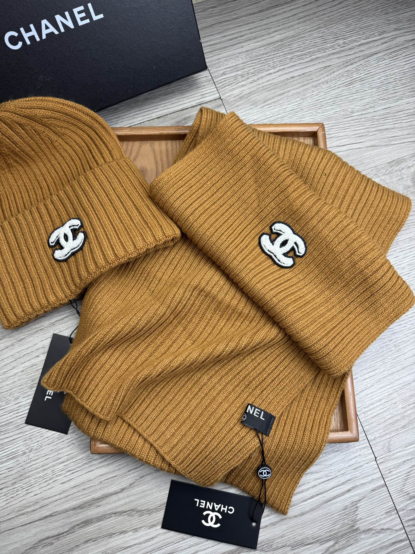 🌹。C家。【羊毛套装帽子】经典套装帽子！帽子➕围巾！材质：70%羊毛➕30%兔毛。暖暖哒超级舒服～冬日小