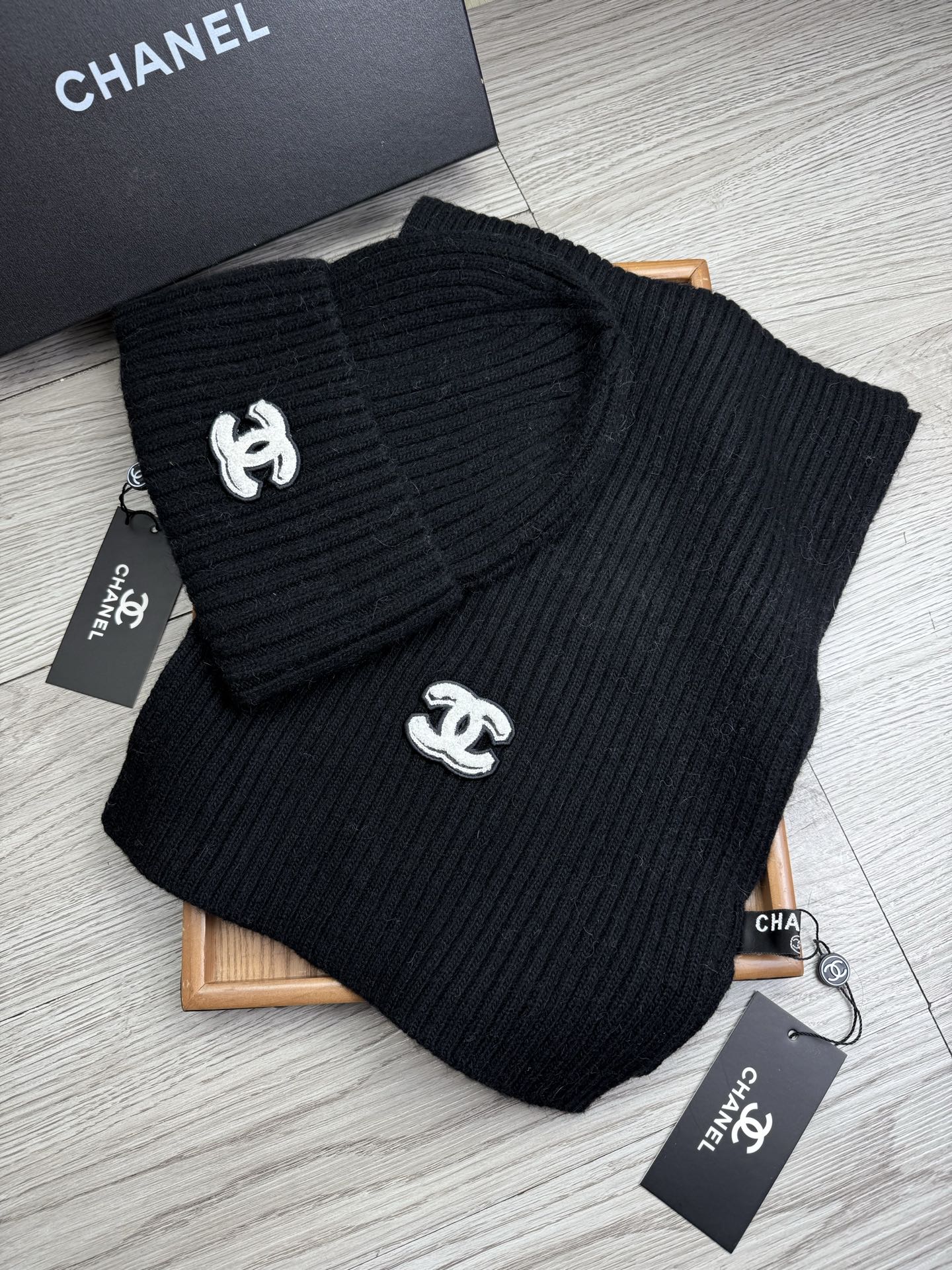 🌹。C家。【羊毛套装帽子】经典套装帽子！帽子➕围巾！材质：70%羊毛➕30%兔毛。暖暖哒超级舒服～冬日小