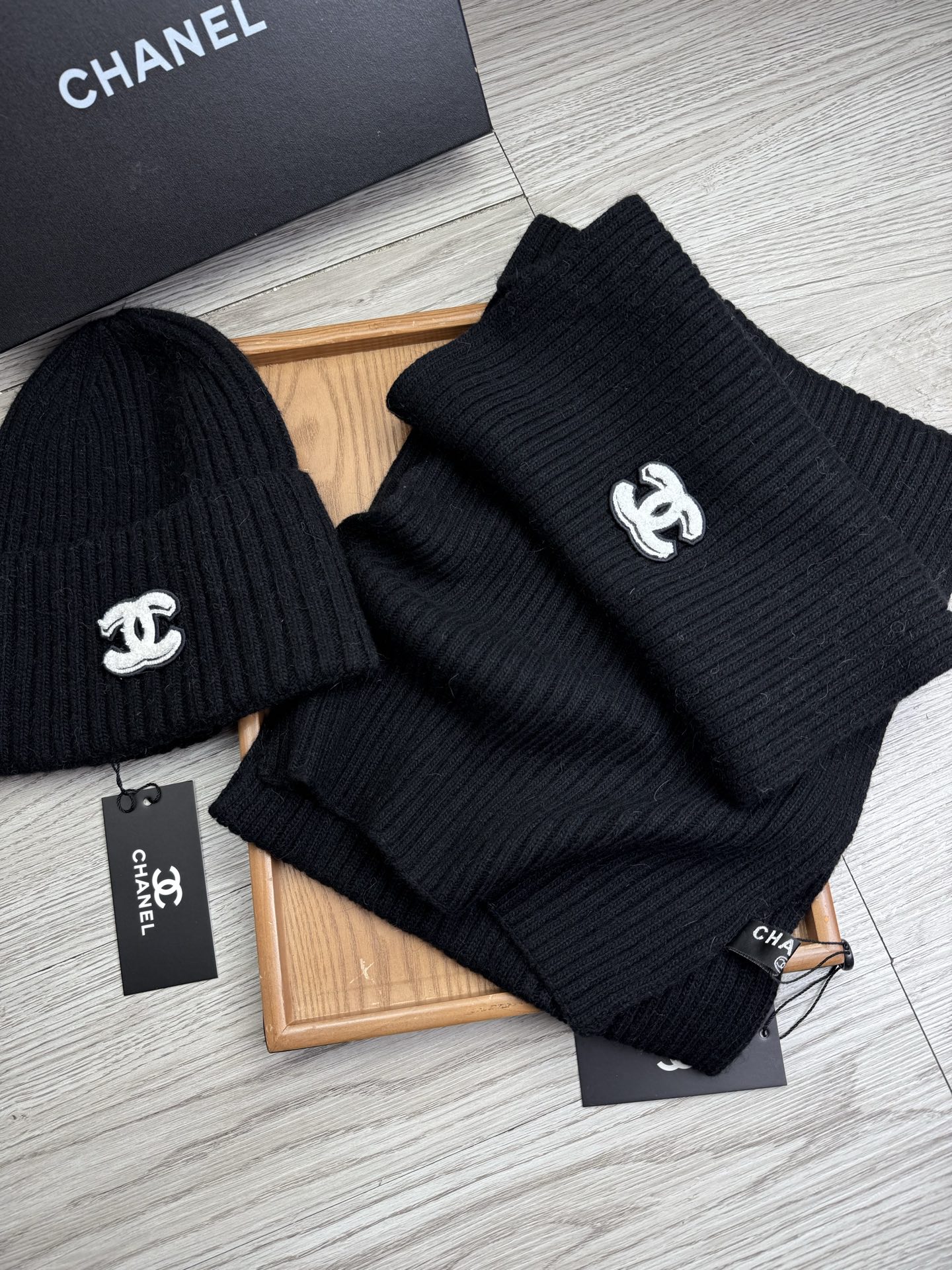 🌹。C家。【羊毛套装帽子】经典套装帽子！帽子➕围巾！材质：70%羊毛➕30%兔毛。暖暖哒超级舒服～冬日小