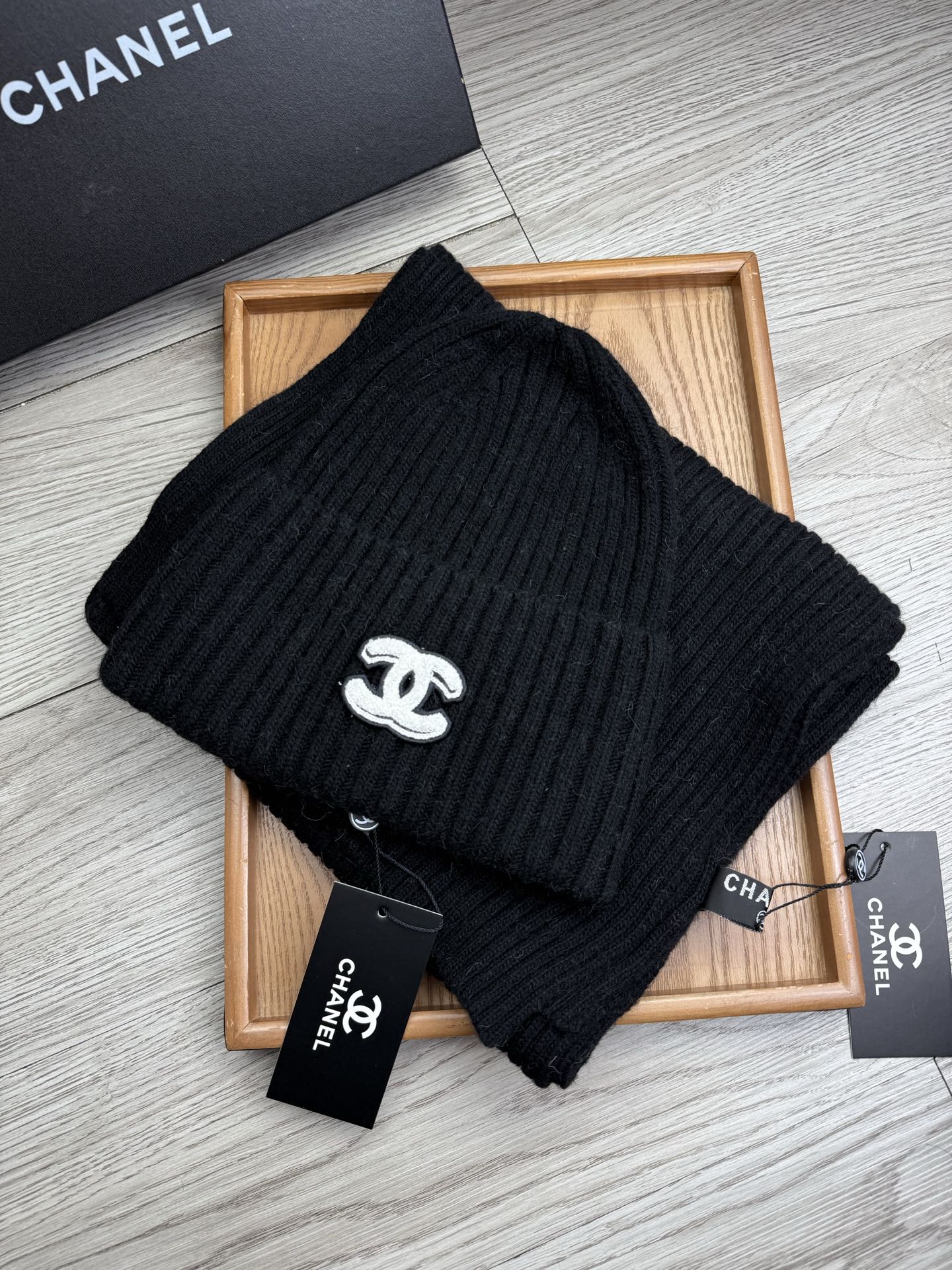 🌹。C家。【羊毛套装帽子】经典套装帽子！帽子➕围巾！材质：70%羊毛➕30%兔毛。暖暖哒超级舒服～冬日小