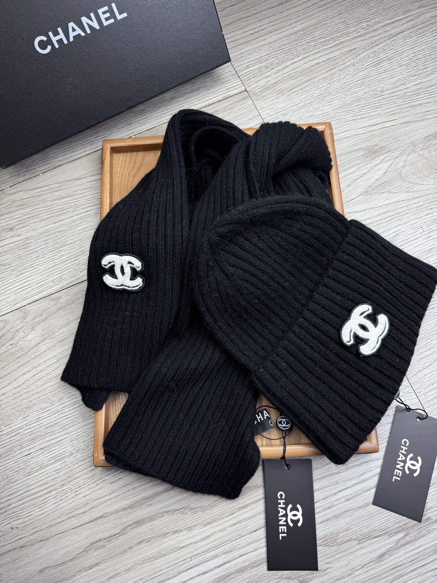 🌹。C家。【羊毛套装帽子】经典套装帽子！帽子➕围巾！材质：70%羊毛➕30%兔毛。暖暖哒超级舒服～冬日小