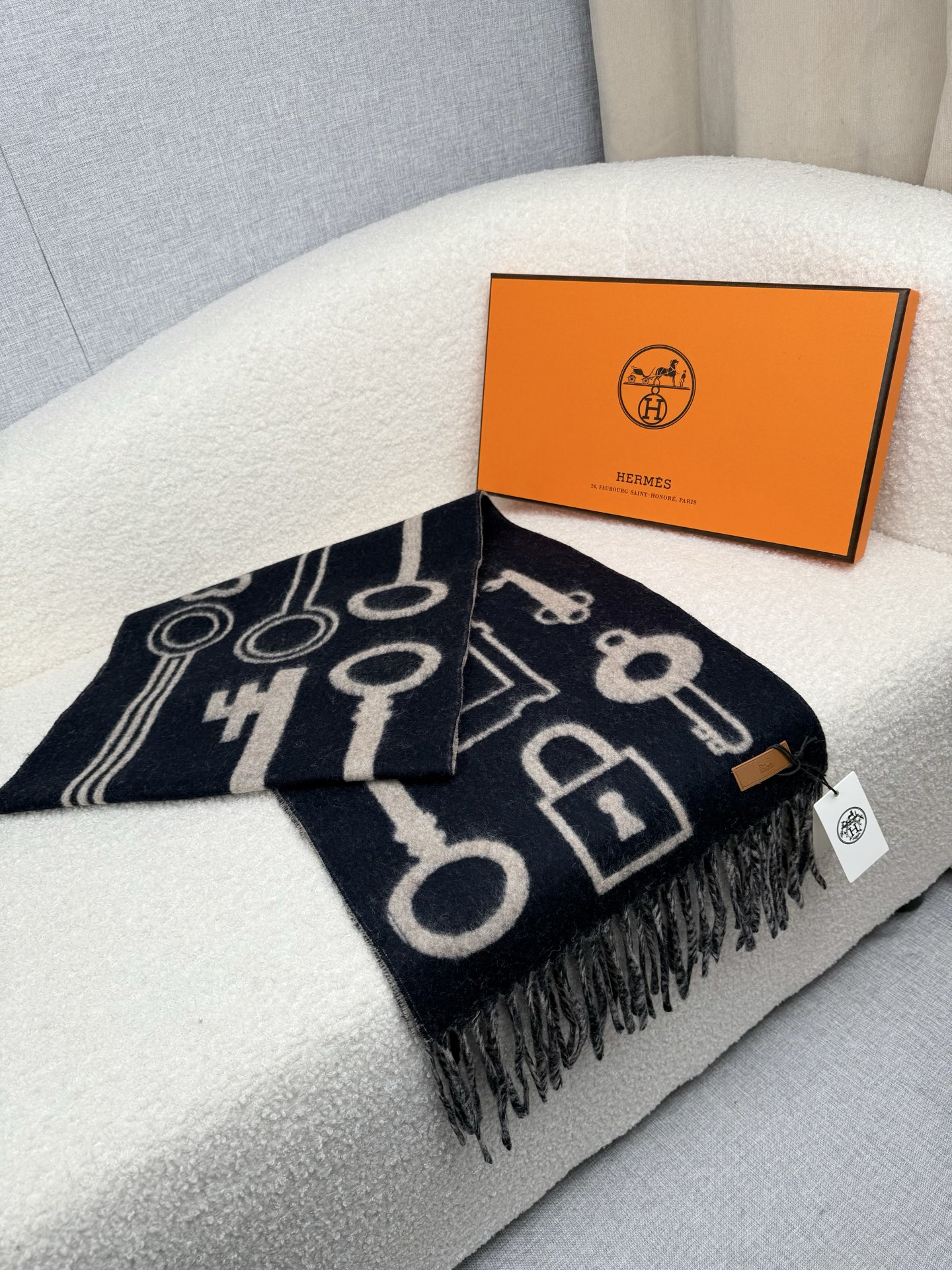 。H家。 【新款钥匙款双面羊绒围巾】怒赞自留，难得的高端款！家属福利！非常正的男士围巾~面料大爱，非常柔