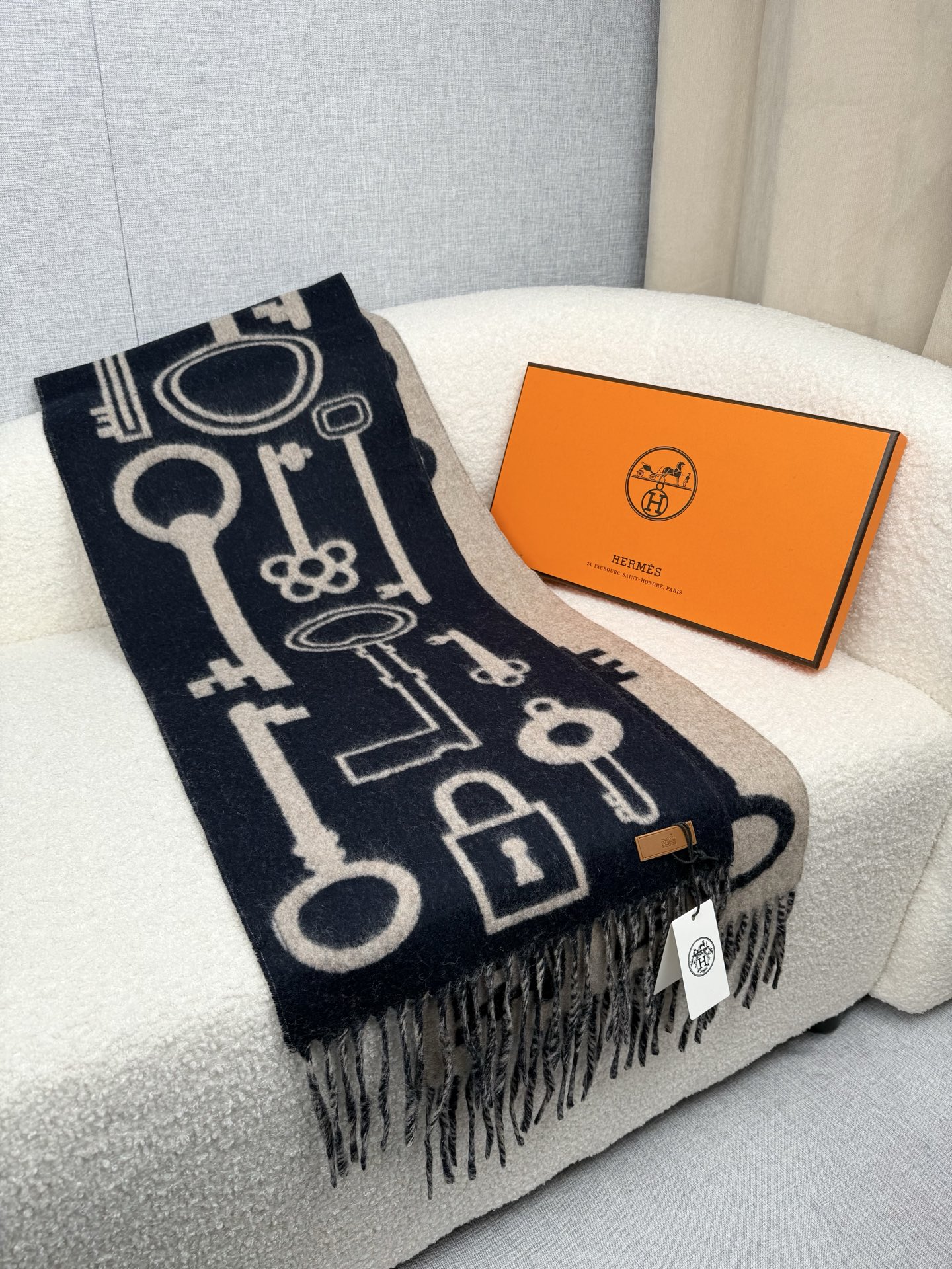 。H家。 【新款钥匙款双面羊绒围巾】怒赞自留，难得的高端款！家属福利！非常正的男士围巾~面料大爱，非常柔