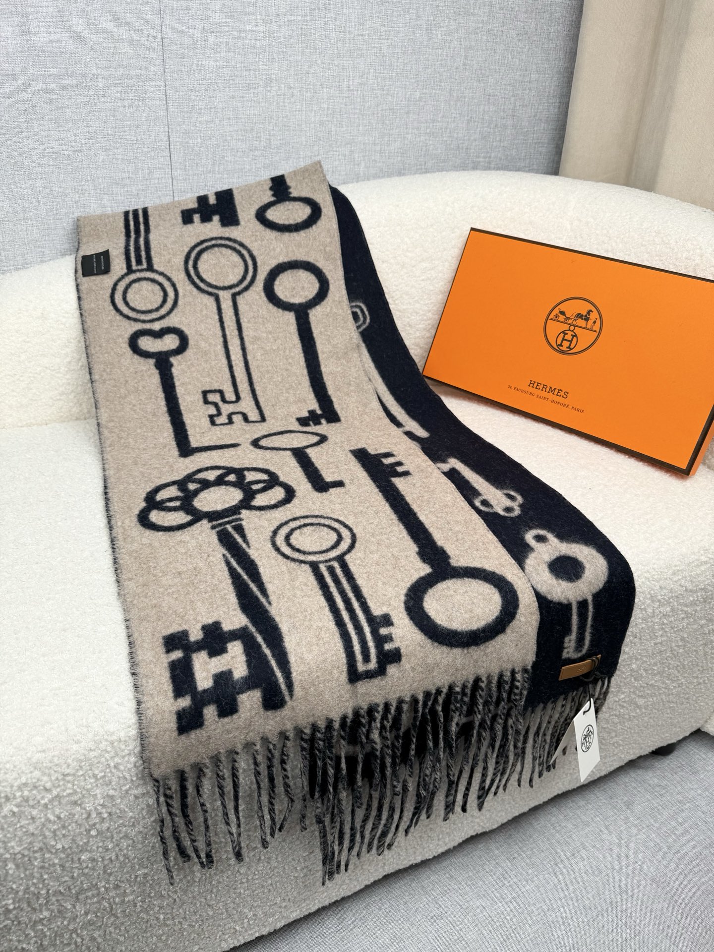 。H家。 【新款钥匙款双面羊绒围巾】怒赞自留，难得的高端款！家属福利！非常正的男士围巾~面料大爱，非常柔