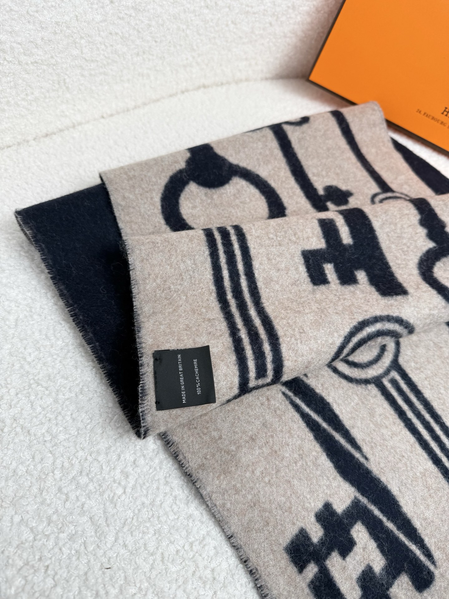 。H家。 【新款钥匙款双面羊绒围巾】怒赞自留，难得的高端款！家属福利！非常正的男士围巾~面料大爱，非常柔