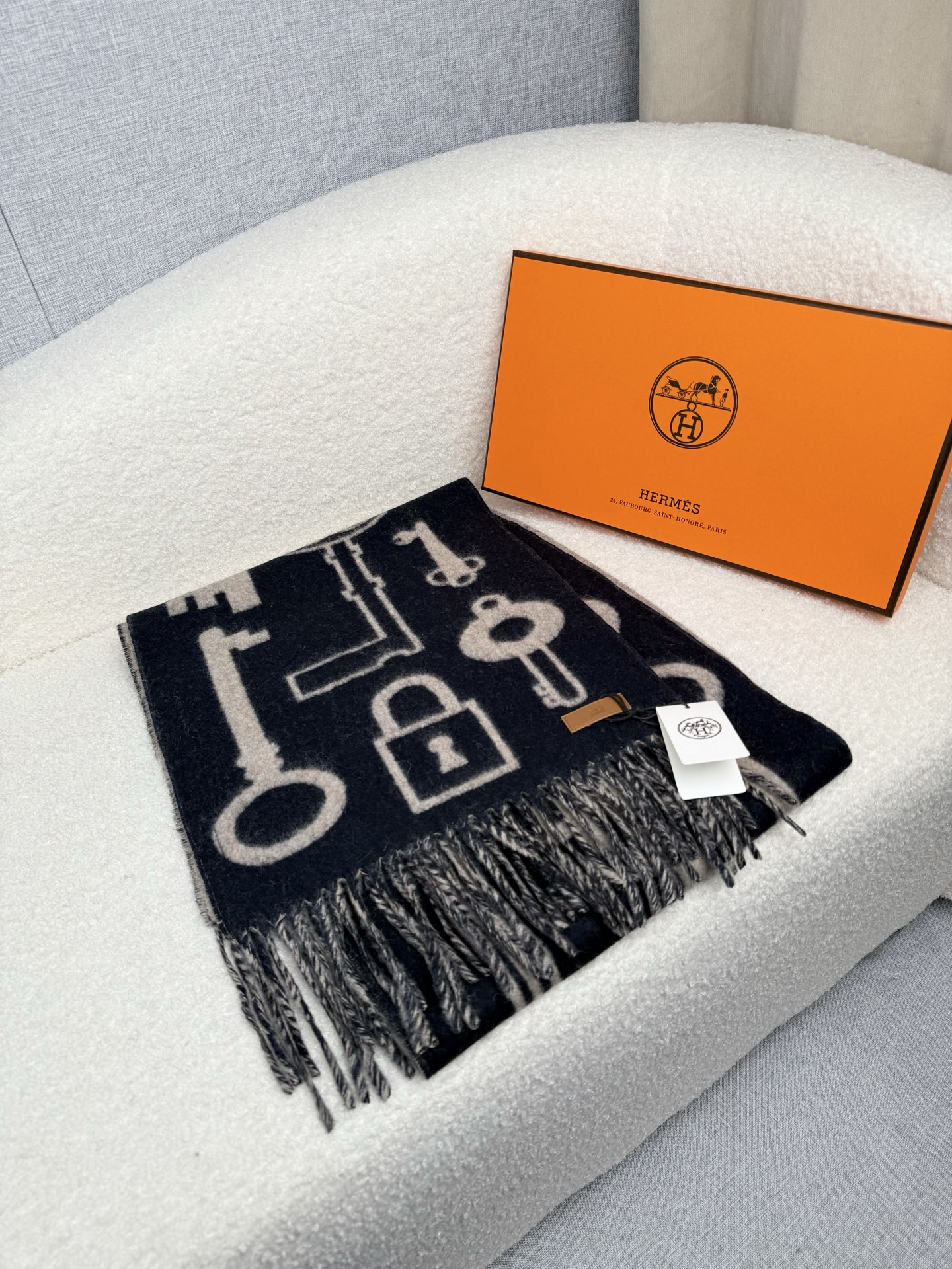 。H家。 【新款钥匙款双面羊绒围巾】怒赞自留，难得的高端款！家属福利！非常正的男士围巾~面料大爱，非常柔