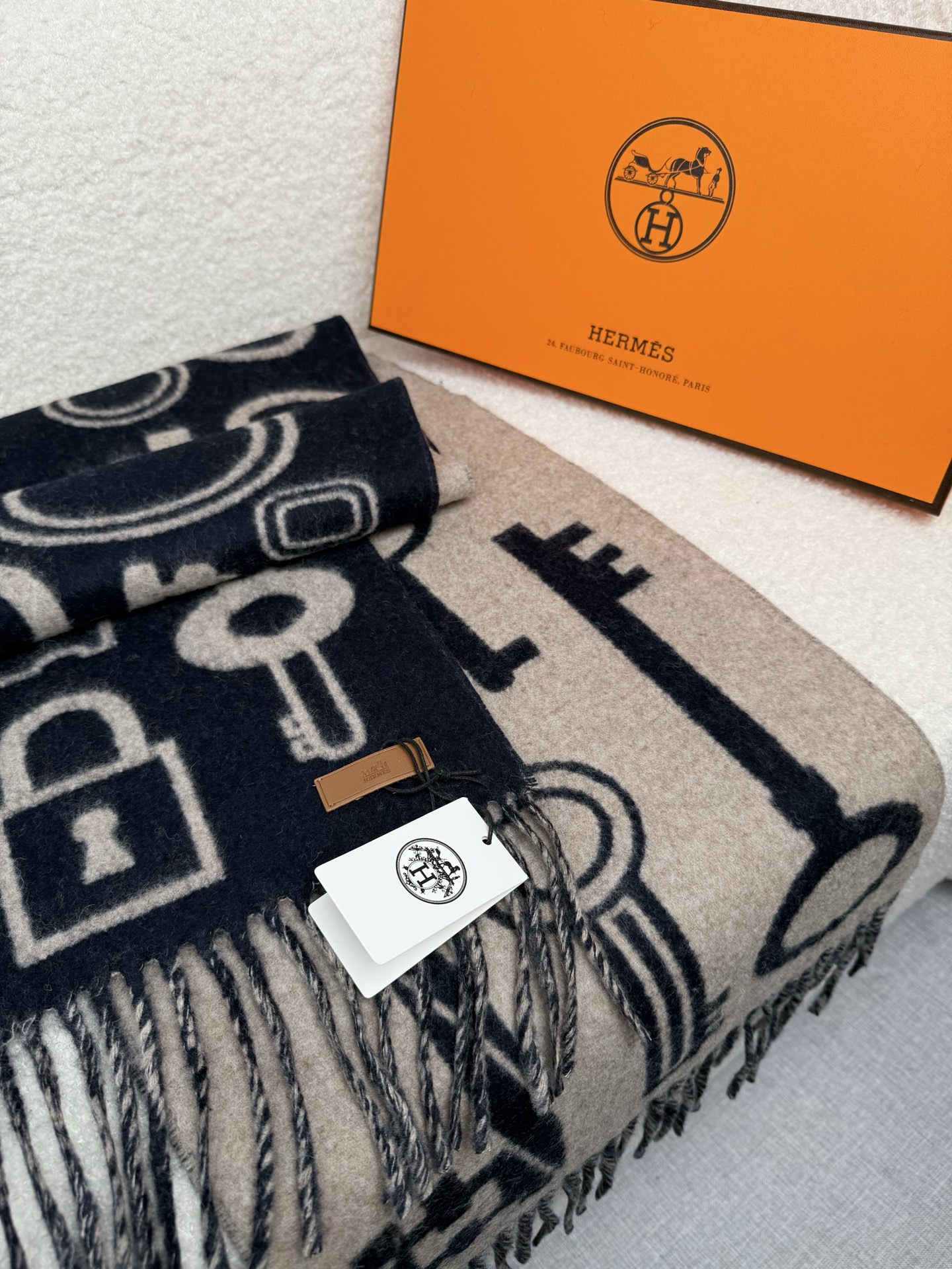 。H家。 【新款钥匙款双面羊绒围巾】怒赞自留，难得的高端款！家属福利！非常正的男士围巾~面料大爱，非常柔