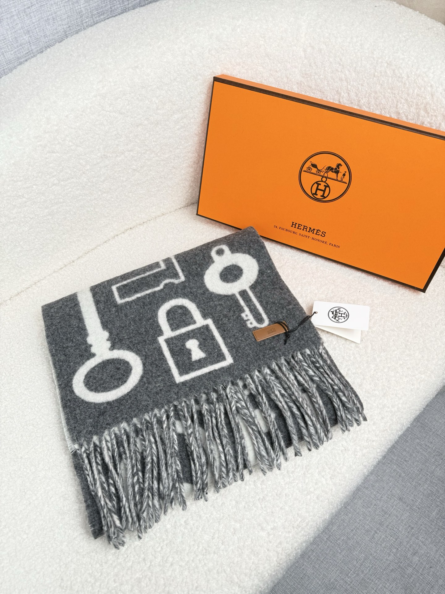 。H家。 【新款钥匙款双面羊绒围巾】怒赞自留，难得的高端款！家属福利！非常正的男士围巾~面料大爱，非常柔