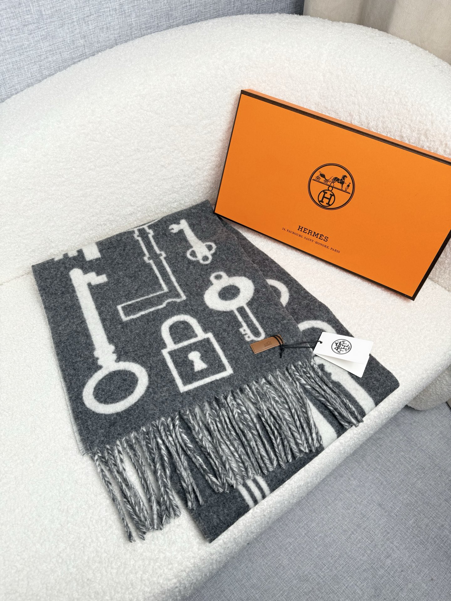 。H家。 【新款钥匙款双面羊绒围巾】怒赞自留，难得的高端款！家属福利！非常正的男士围巾~面料大爱，非常柔