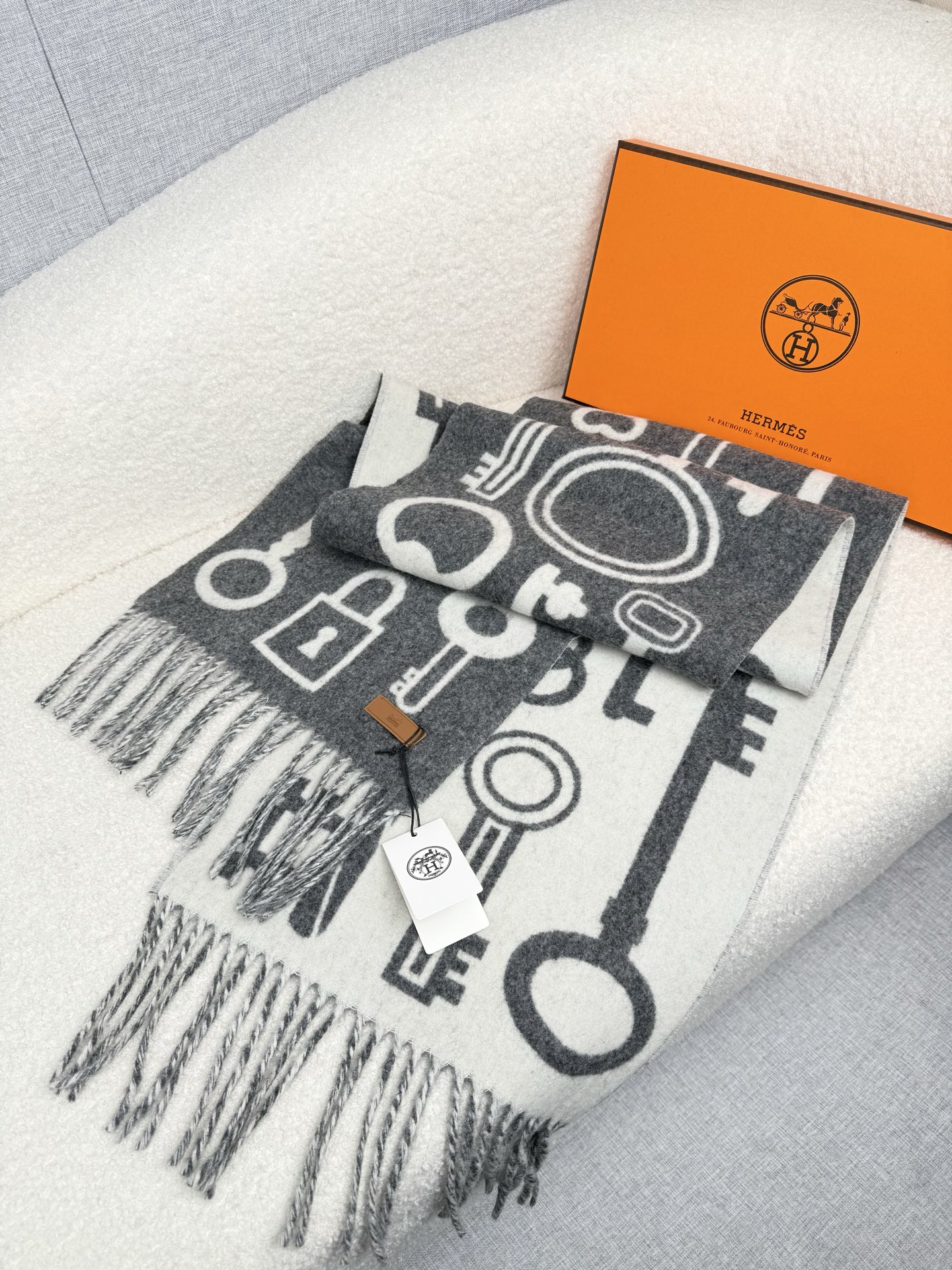 。H家。 【新款钥匙款双面羊绒围巾】怒赞自留，难得的高端款！家属福利！非常正的男士围巾~面料大爱，非常柔