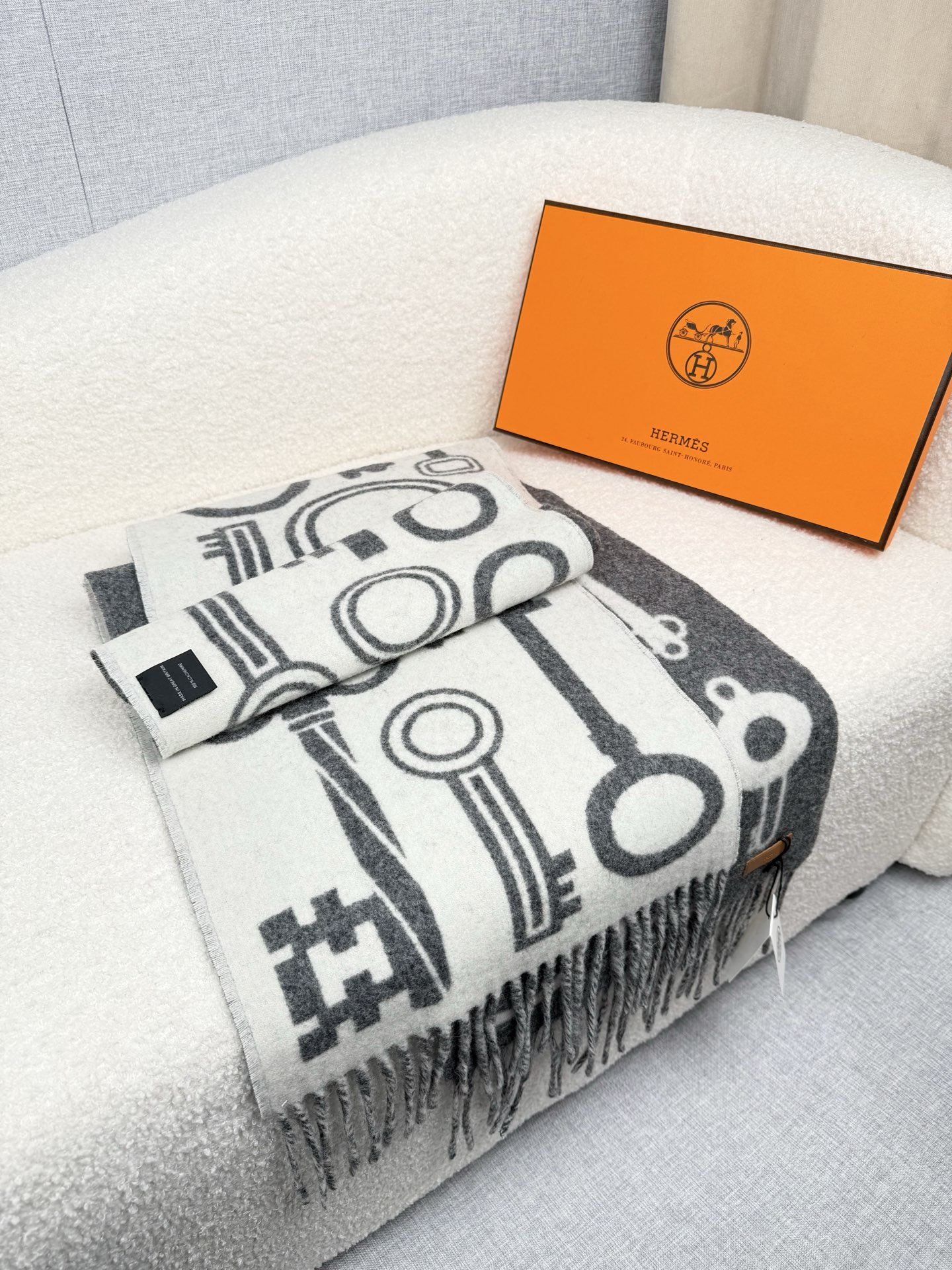 。H家。 【新款钥匙款双面羊绒围巾】怒赞自留，难得的高端款！家属福利！非常正的男士围巾~面料大爱，非常柔