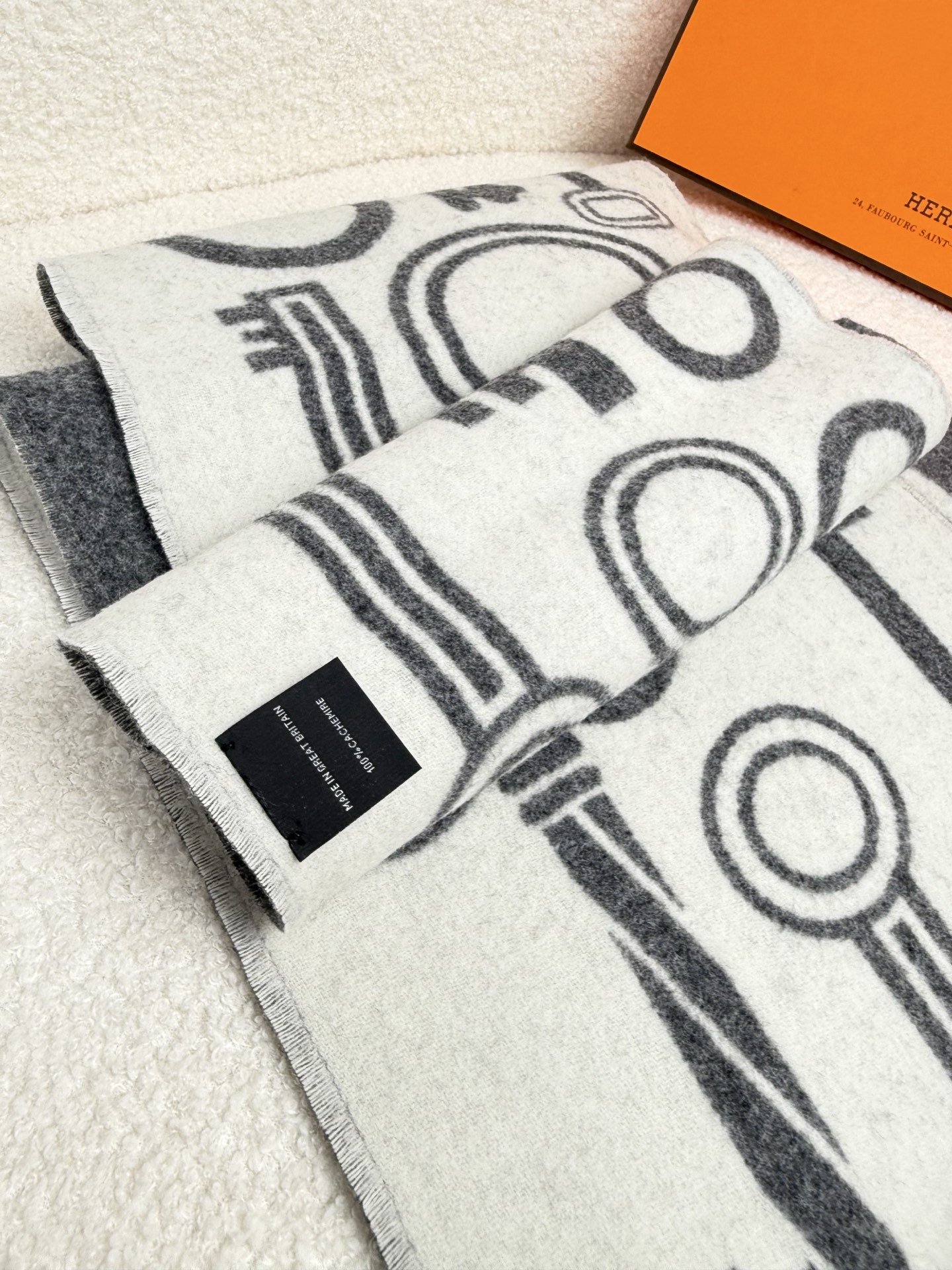 。H家。 【新款钥匙款双面羊绒围巾】怒赞自留，难得的高端款！家属福利！非常正的男士围巾~面料大爱，非常柔