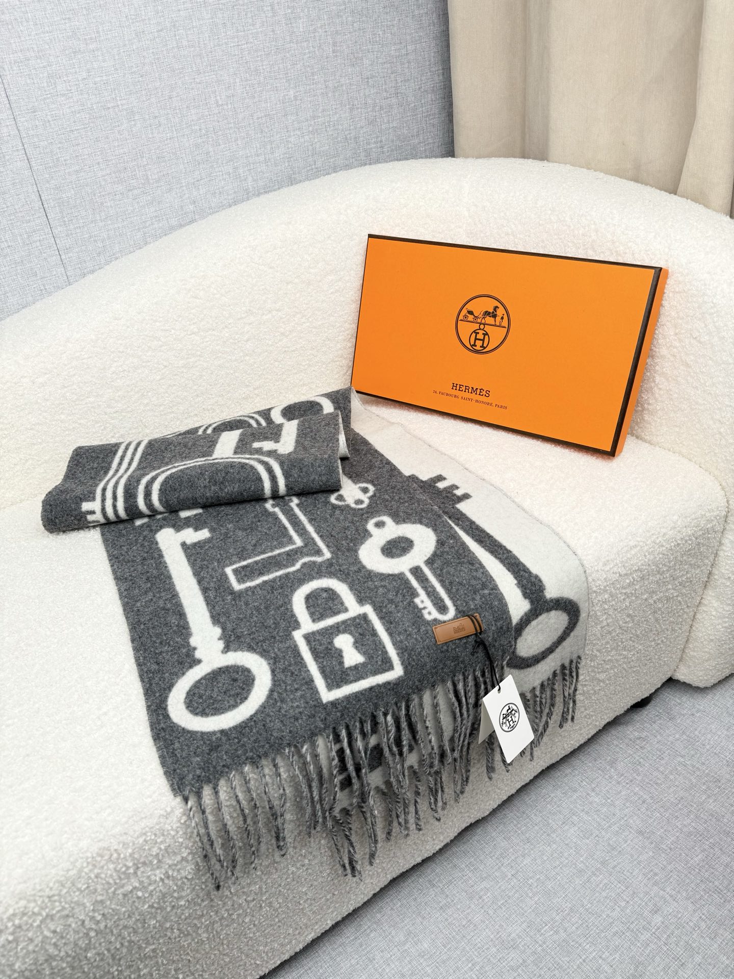 。H家。 【新款钥匙款双面羊绒围巾】怒赞自留，难得的高端款！家属福利！非常正的男士围巾~面料大爱，非常柔