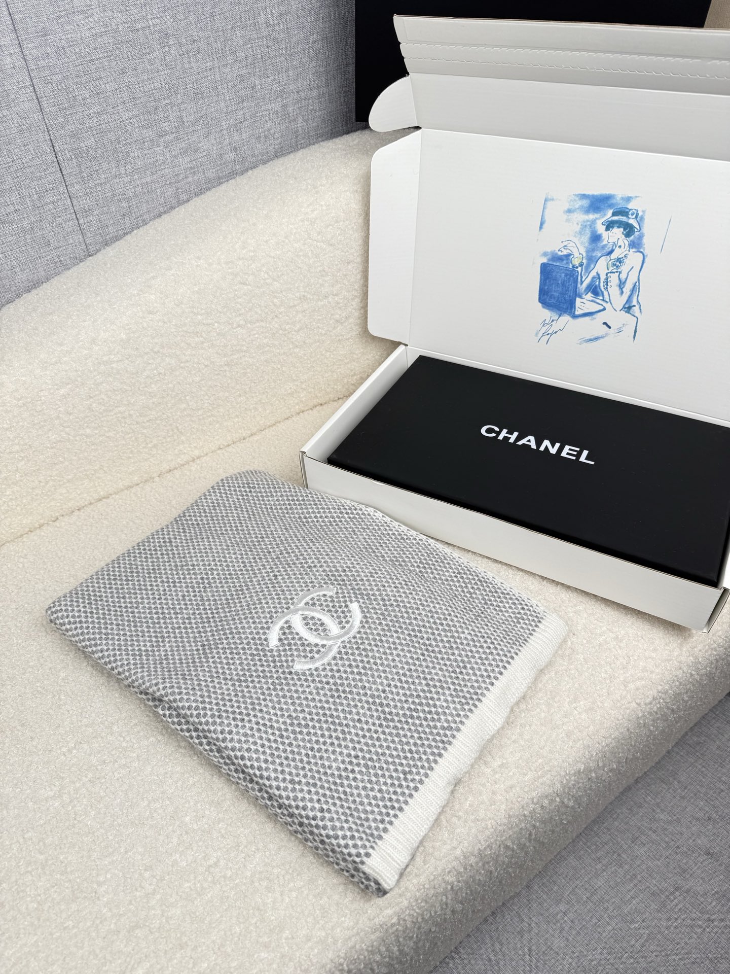 NO:580837,.C family. Same style as internet celebrity Liu Yuyi!  Really super temperamental and versatile design ~ the classic rhombus pattern elements are reproduced, Xiangjia’s exclusive style!  Double coco lady is a must-have for a lady’s temperament and beauty!  The counters are all online, and it’s a super good-looking hot item that makes the overall look of autumn and winter more high-end!  It can be tied, tied or tied up, it is really casual and can be matched with various clothing, whether it is commuting or casual wear!  Wool cashmere feels delicate!  The size is 70*180cm, and the upper body effect is really beautiful (it looks even better when paired with clothing, shoes and bags)!  The real thing is definitely more beautiful!  Don’t wear it too easily in winter~ because it’s really easy to wear!  high version scarf, high version scarf, chanel, chanel19860909.C家.网红刘钰懿同款！真的超级气质百搭的设计~经典菱格纹元素再现,香家专属的风格！双coco lady名媛气质白富美必备！专柜全面上线,超级好看的一个爆款,让秋冬整体造型更显高级感！可系可围可扎,真的随意造型,可以搭配各种服饰,可以通勤也可以搭配休闲装！手感细腻羊毛羊绒！70*180cm 的尺寸,上身效果真的不用多说的美(搭配服饰鞋包更有感觉)！实物绝对更美！冬天真的不要太好搭哦~因为真的很好围！高版本围巾,高版本围巾,chanel,chanel,scarf