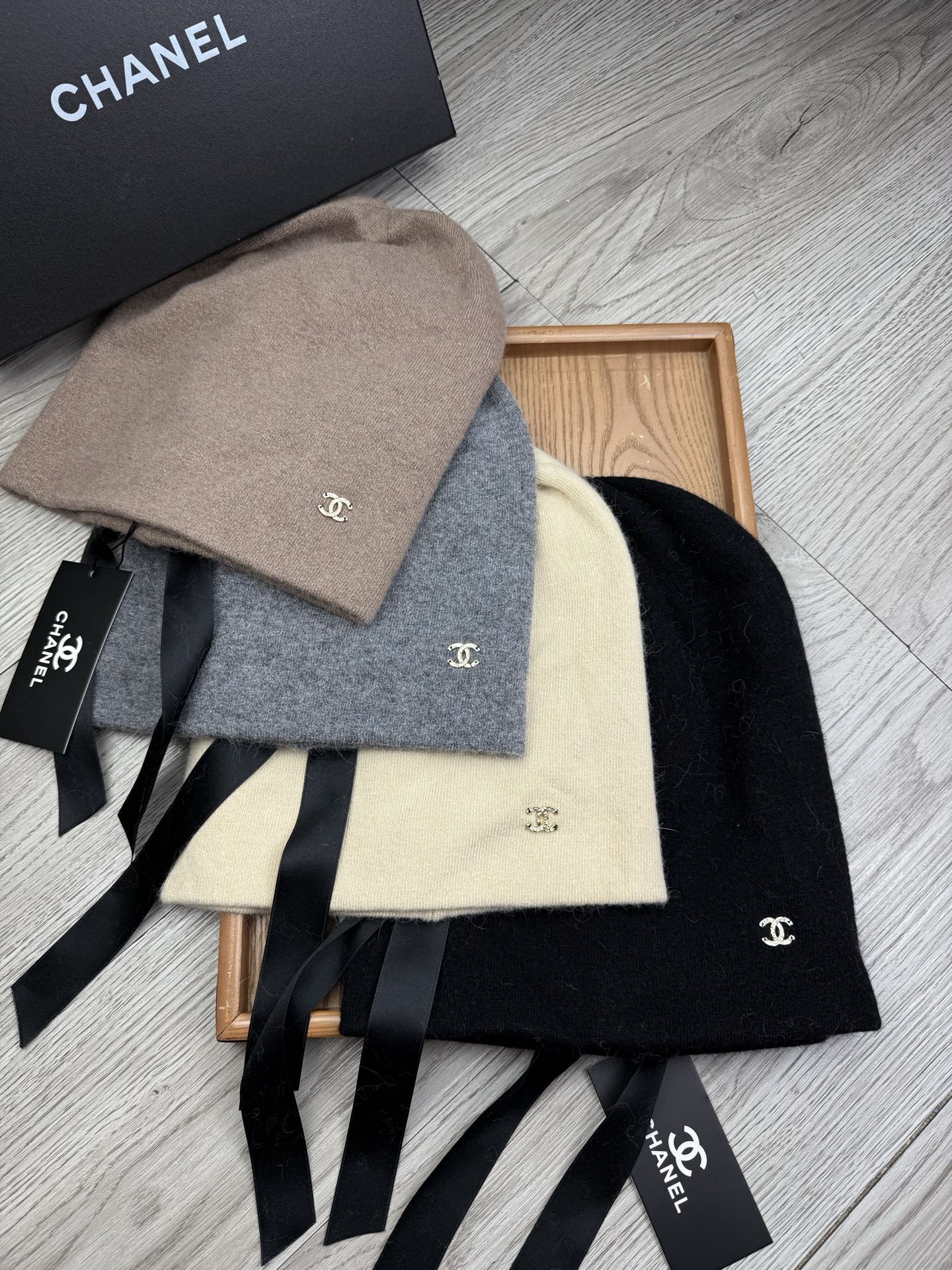 NO:365859,.C home.【Wool Single Hat】customer supplying wool!  A precious collection of soul hats!  Guest color yarn is very beautiful!  classic!  The touch is soft and greasy. 70 wool 30 rabbit hair. A lamb combed lamb can only produce 30-40g of wool. Such a hat requires three or four lambs. Don’t use ordinary hats on the market to pretend to be. Is the yarn supplied by customers good? The market goods are incomparable!  The top-notch luxury of materials is the charm of the product. Easy access to the counter. Those who mix in the counter must receive it. They love every color. And they are beautiful and endurable!  Men, women, young and old can wear it!  You can beautify the real thing~ Hat Fisherman's hat Baseball hat Knitted hat, hat, chanel, espadrilles, hats.C家.【羊毛单帽】客供小羊毛！珍贵典藏的灵魂帽子！客供色纱.每个颜色都非常好看！经典！手感软腻.70羊毛30兔毛.一只小羊精梳过的小羊仅能产出30-40g的羊毛.这么一个帽子得三四只小羊.不要拿市面上普通帽子冒充相比.客供的纱线好吗.市场货没得比！用料顶级奢华这就是产品的魅力.轻松出入专柜.混专柜的来必收.素色每个颜色都爱.而且美耐级了！男女老少均可用佩戴！见到实物你们能美化了～帽子渔夫帽棒球帽针织帽,帽子,chanel,espadrilles,hats,hat