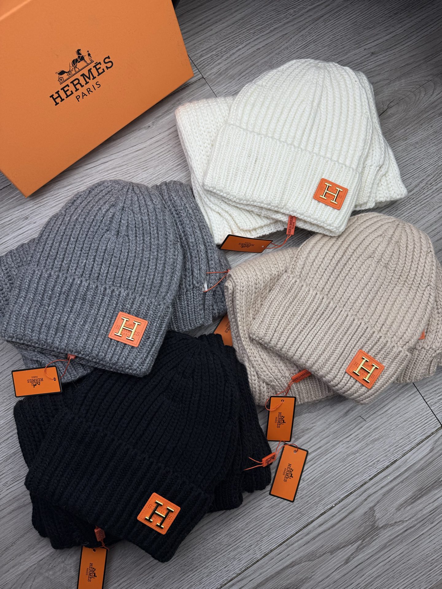 NO:532644,.H Home.【Two-piece set-wool suit hat】Classic suit hat!  Hat scarf!  70 wool rabbit hair. Warm and warm and comfortable ~ The young lady in winter age reduction artifact ~ You are just a short set of hats this winter~ It is warm and fashionable!  Universal style for men and women! Can be used as a couple style!  Complete anti-counterfeiting label hanging cards!  Many styles, welcome to choose! Sets, sets, hats19860909.H家.【两件套-羊毛套装帽子】经典套装帽子！帽子围巾！70羊毛兔毛.暖暖哒超级舒服～冬日小姐姐减龄神器哦～这个冬天你就差这么一套套装帽子啦～又保暖又时尚！男女通用款!可以做情侣款！防伪标签吊卡齐全！多多款式,欢迎选择!套装,套装,hats,accessory