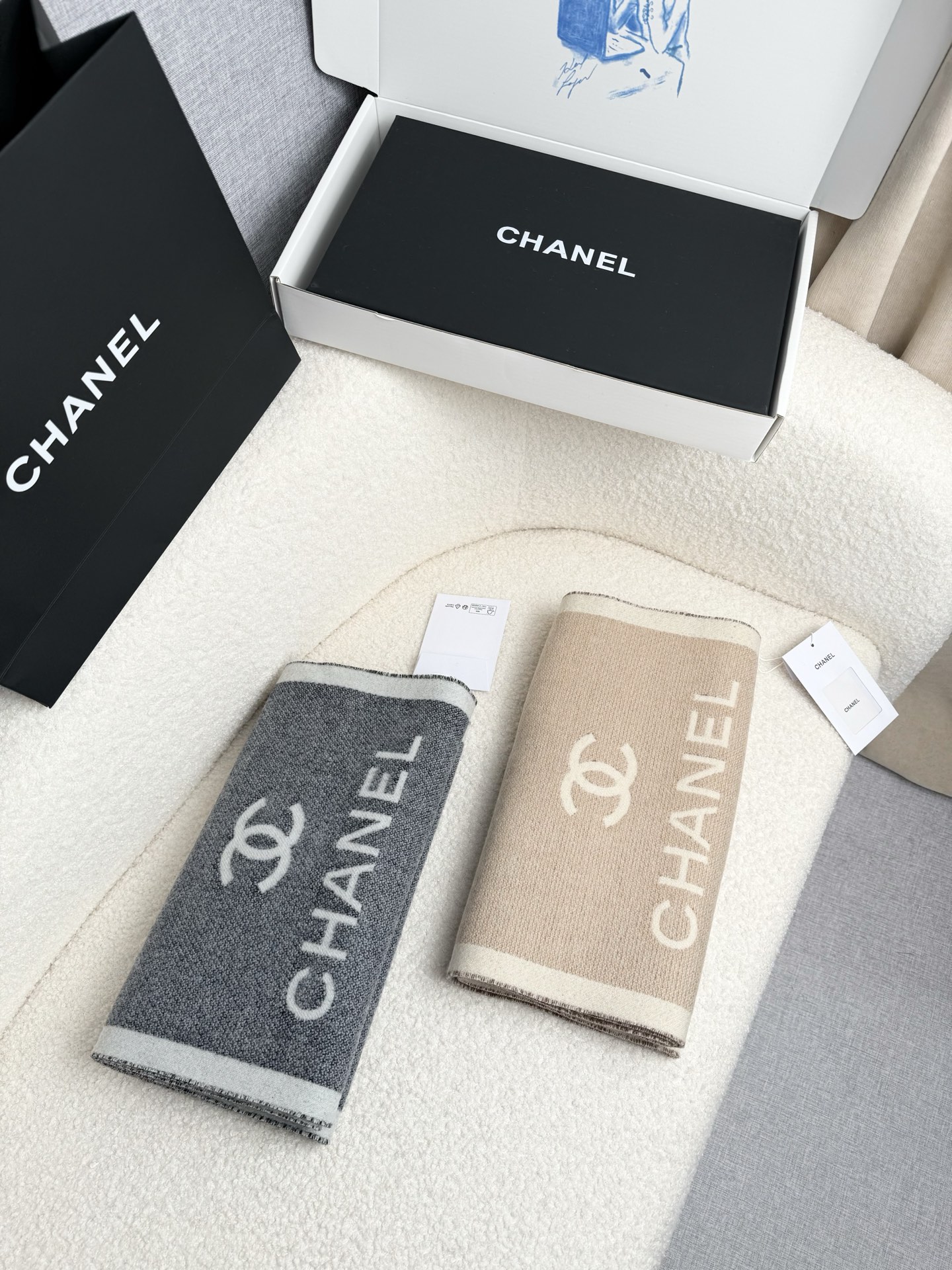 NO:533029,.C Home. The new 'Double-sided Color-Blocking Jacquard' Size184x34cm (excluding tassels) is estimated to be a big hit!  Double-sided different color jacquard, the two sides are completely opposite colors and patterns. The design is really heart-warming. The super brand logo and double C color combination embellish the whole scarf. The high-end beautiful fabric is a huge disadvantage. Meinu is the first to shear wool. As the ceiling of the wool industry, it is not tied at all. It is gentle and textured for both boys and ladies. It is versatile and not picky. You must keep your own high-version scarf, high-version scarf, chanel19860909.C家.新《双面拼色提花》Size184x34cm (不含流苏) 目测是大爆款！双面异色提花 两面完全相反的颜色及图案 设计真的非常走心 ,超大品牌LOGO与双C拼色点缀整条围巾 高级美面料巨流弊. 美丽奴初剪羊毛,作为羊毛界的天花板,半点不扎,温柔有质感男生女士都可以入 百搭不挑人 必须自留高版本围巾,高版本围巾,chanel,scarf