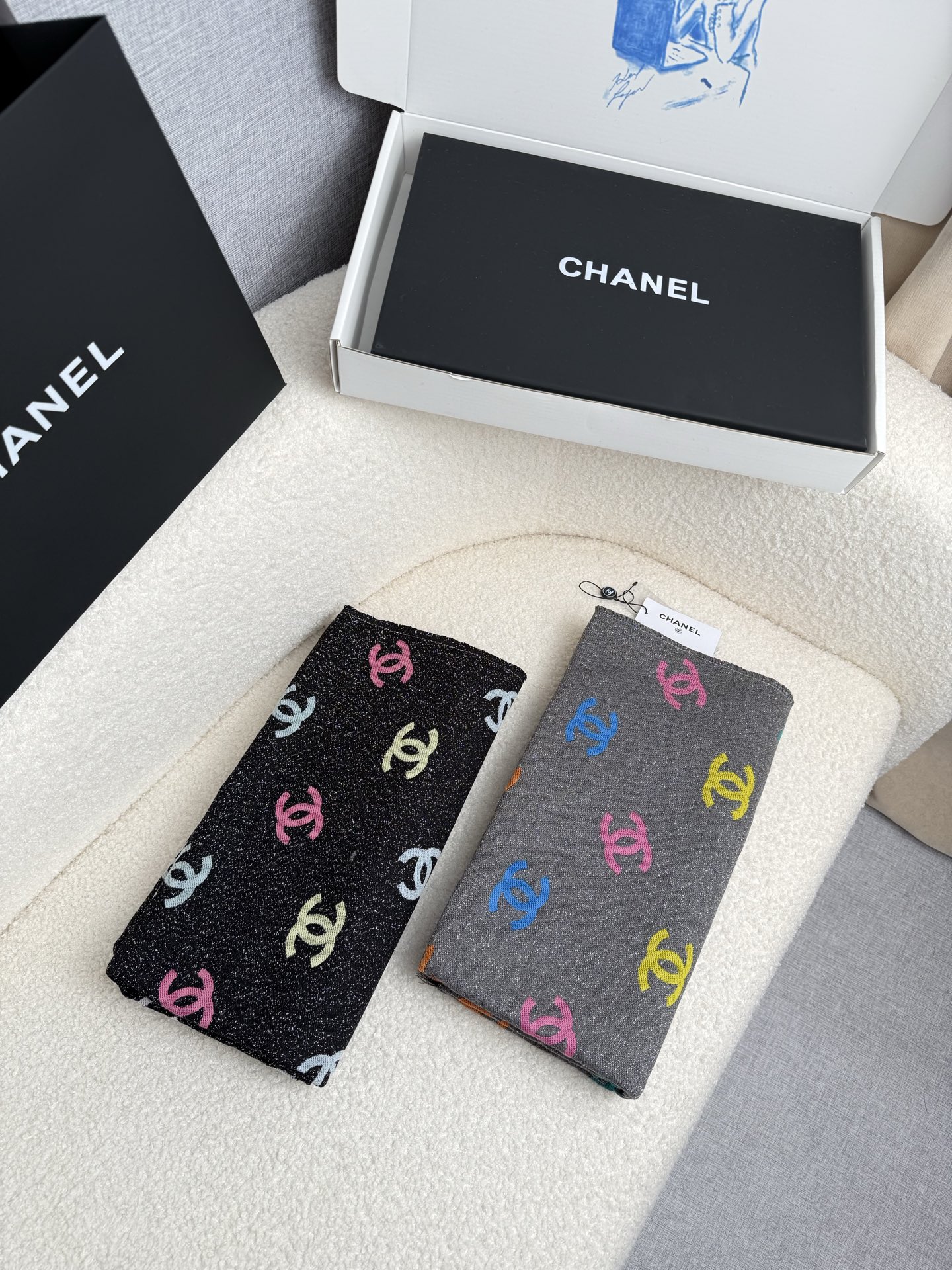 。C家。欧阳娜娜同款小香24C🌈彩虹满logo围巾千万别错过一眼就爱上的[色]给秋冬增添一点色彩！说句实