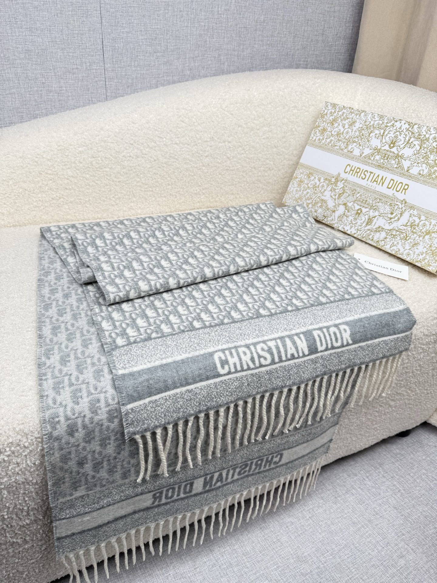 P。Dior。最新时髦围巾，同步专柜‼今年我们的真的是高端Level，重磅极品贸易公司渠道货【货号批次9